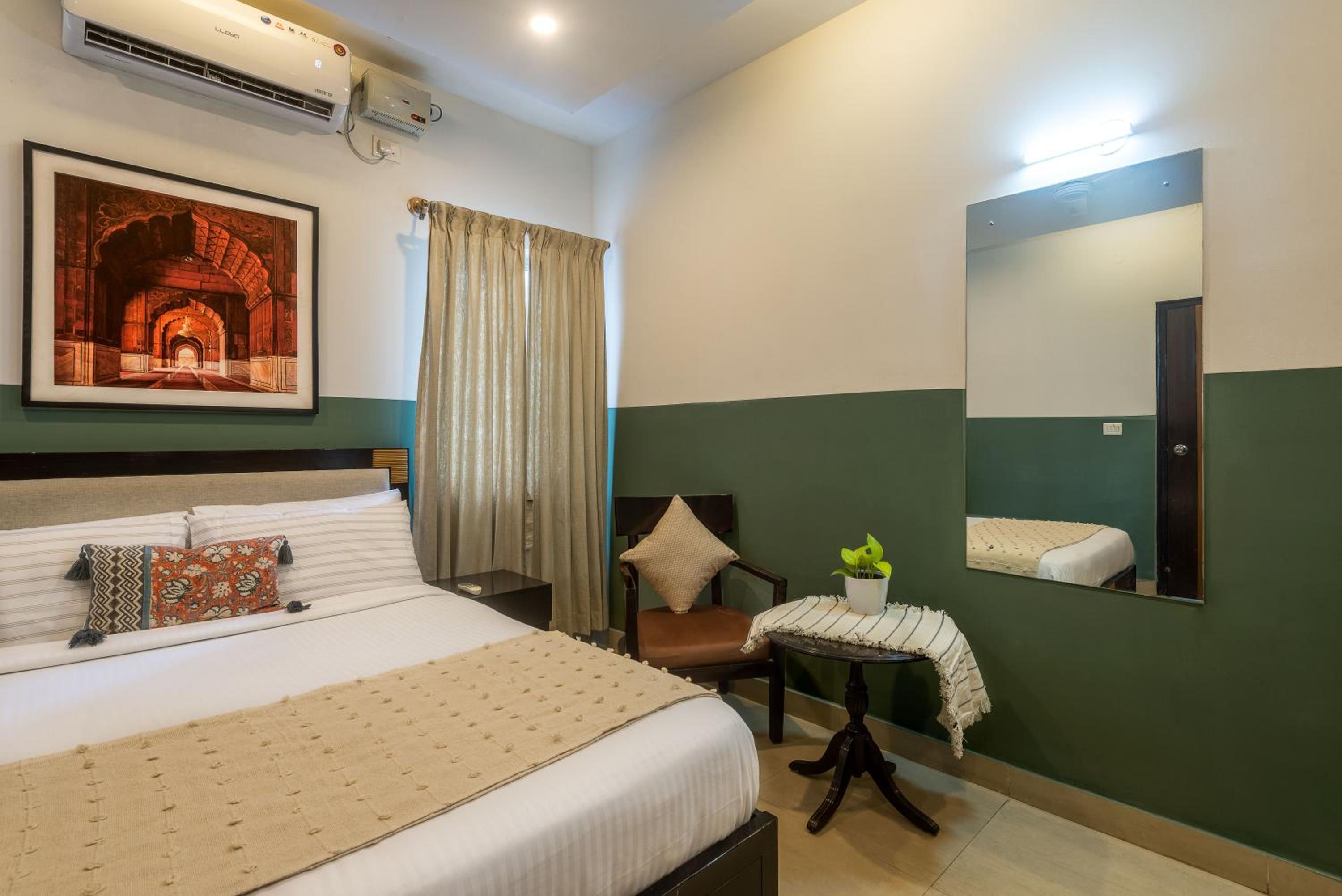 Deluxe Queen Room - Photo 11