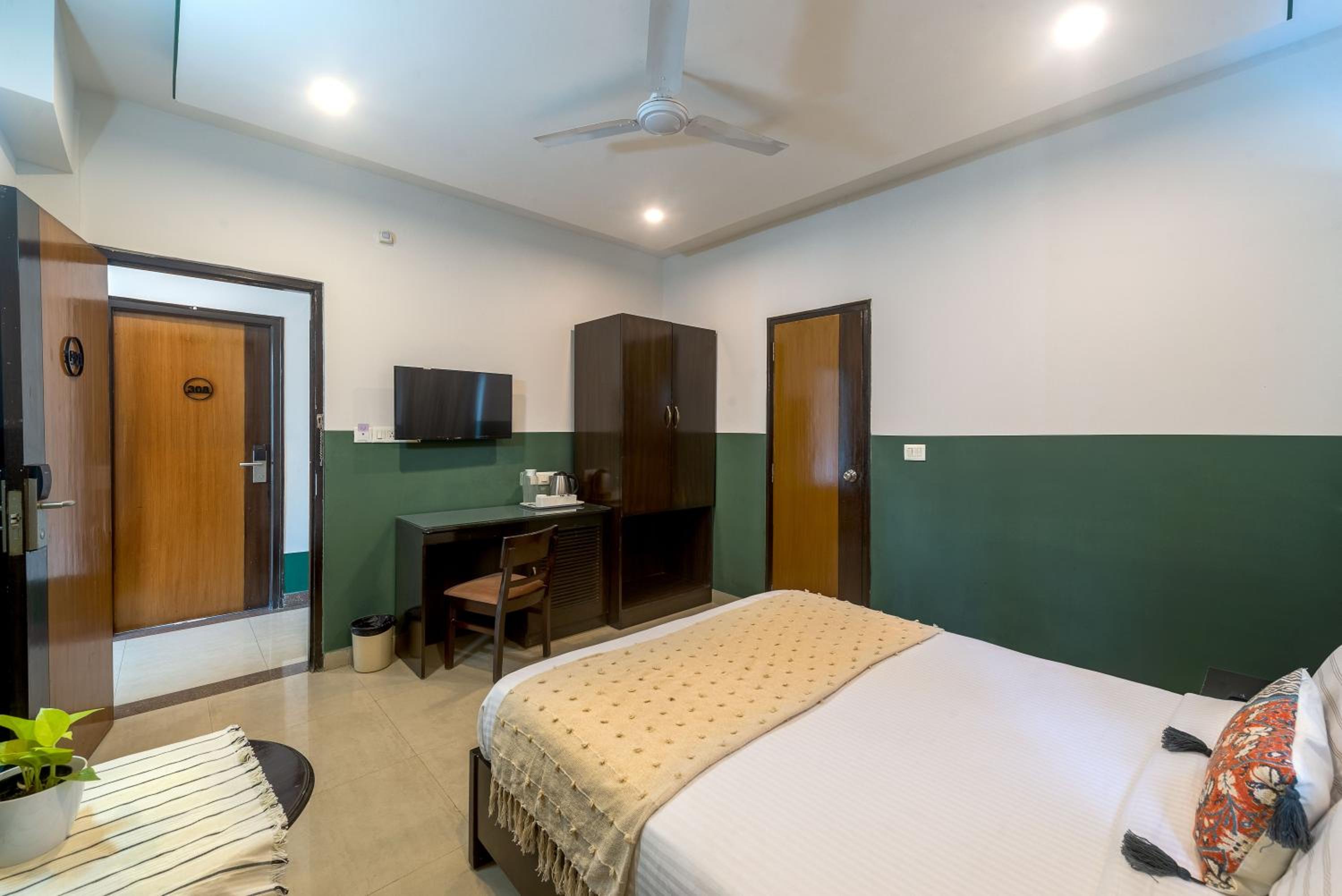 Deluxe Queen Room - Photo 12