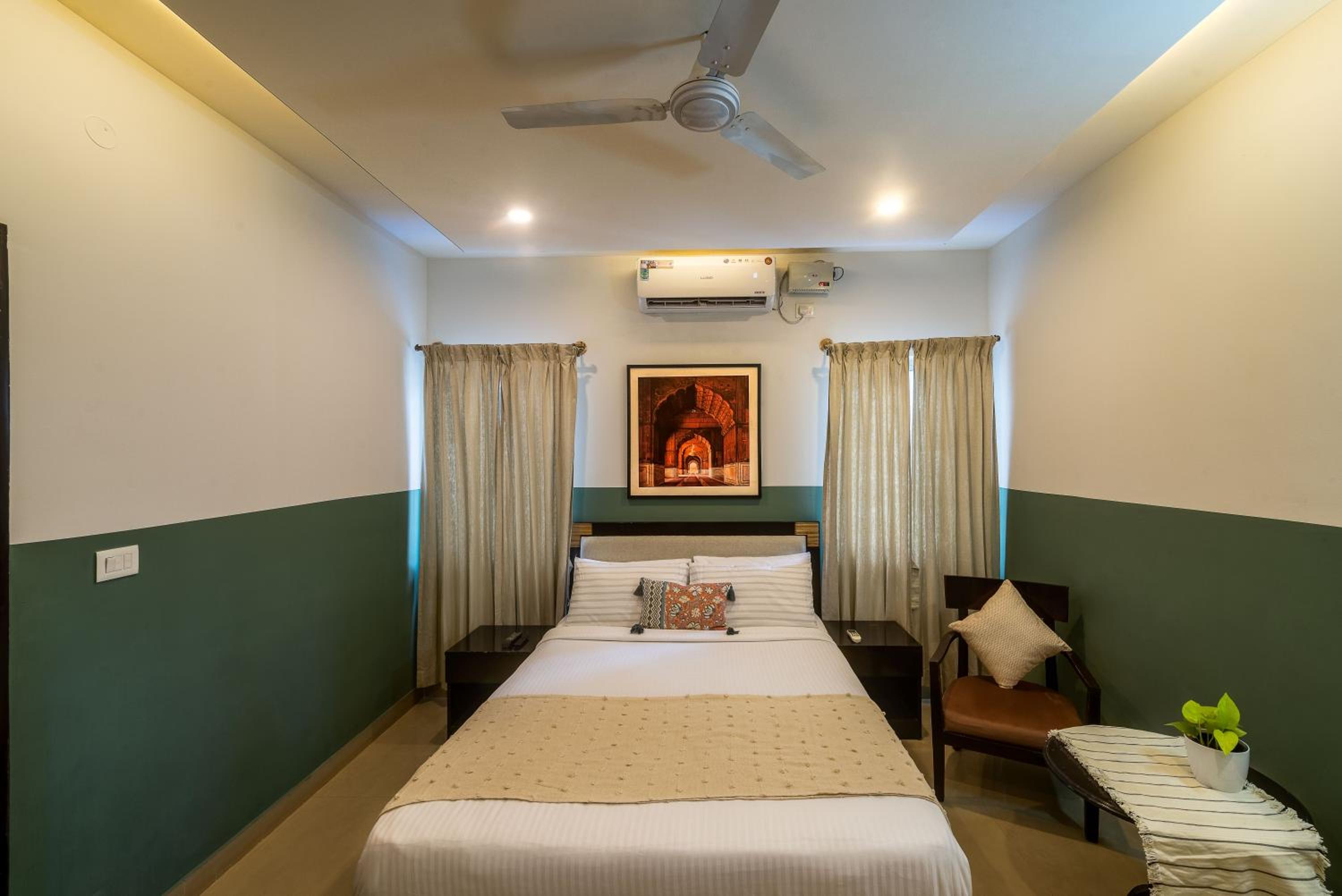 Deluxe Queen Room - Photo 13