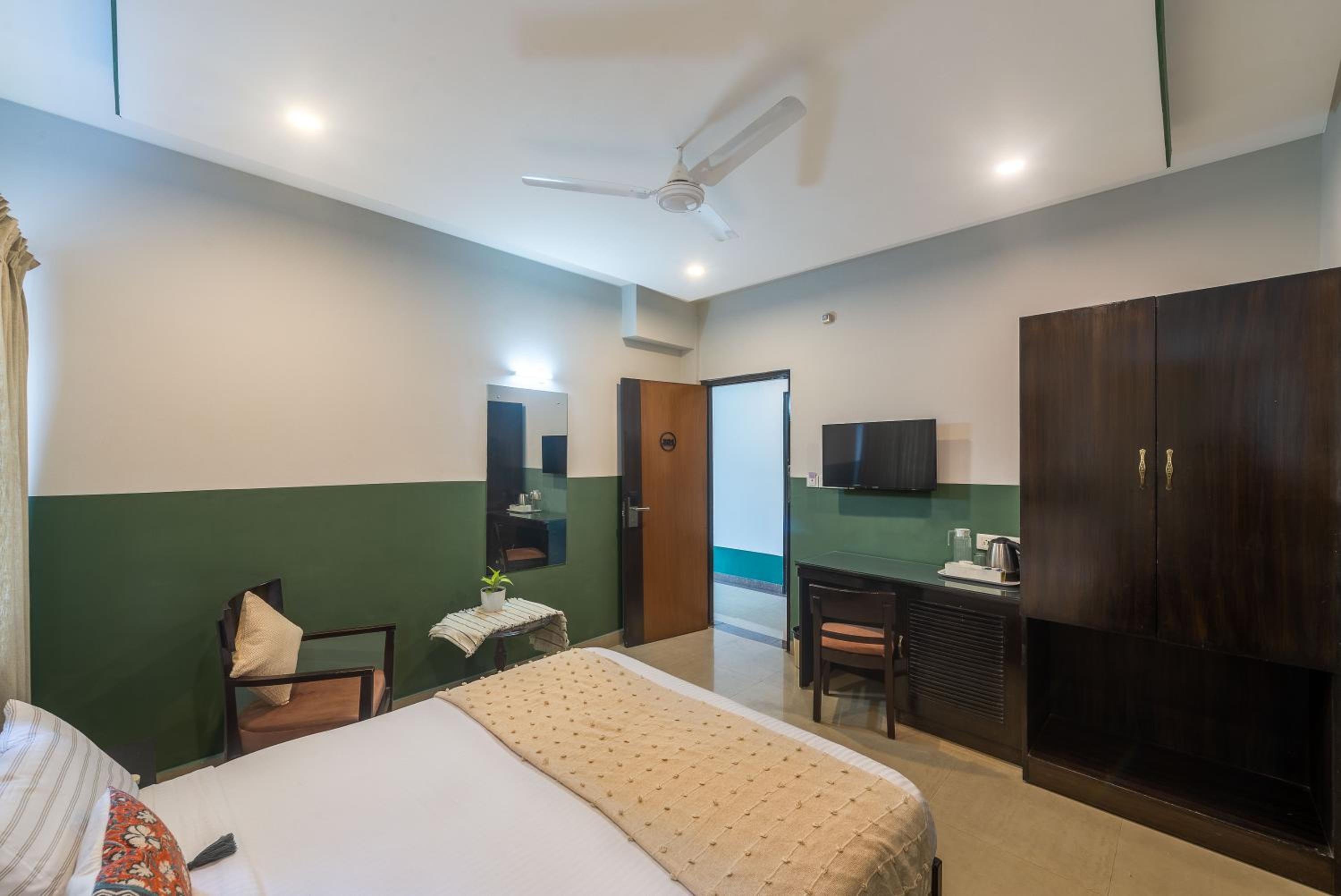 Deluxe Queen Room - Photo 14