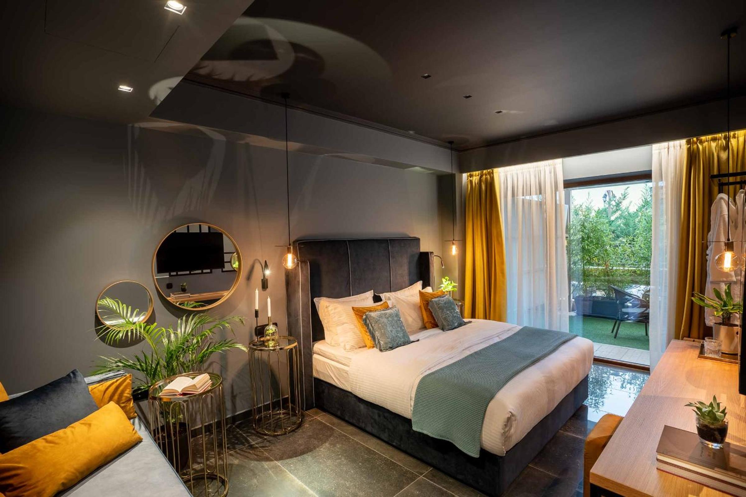 Suite with Hot Tub photo 2