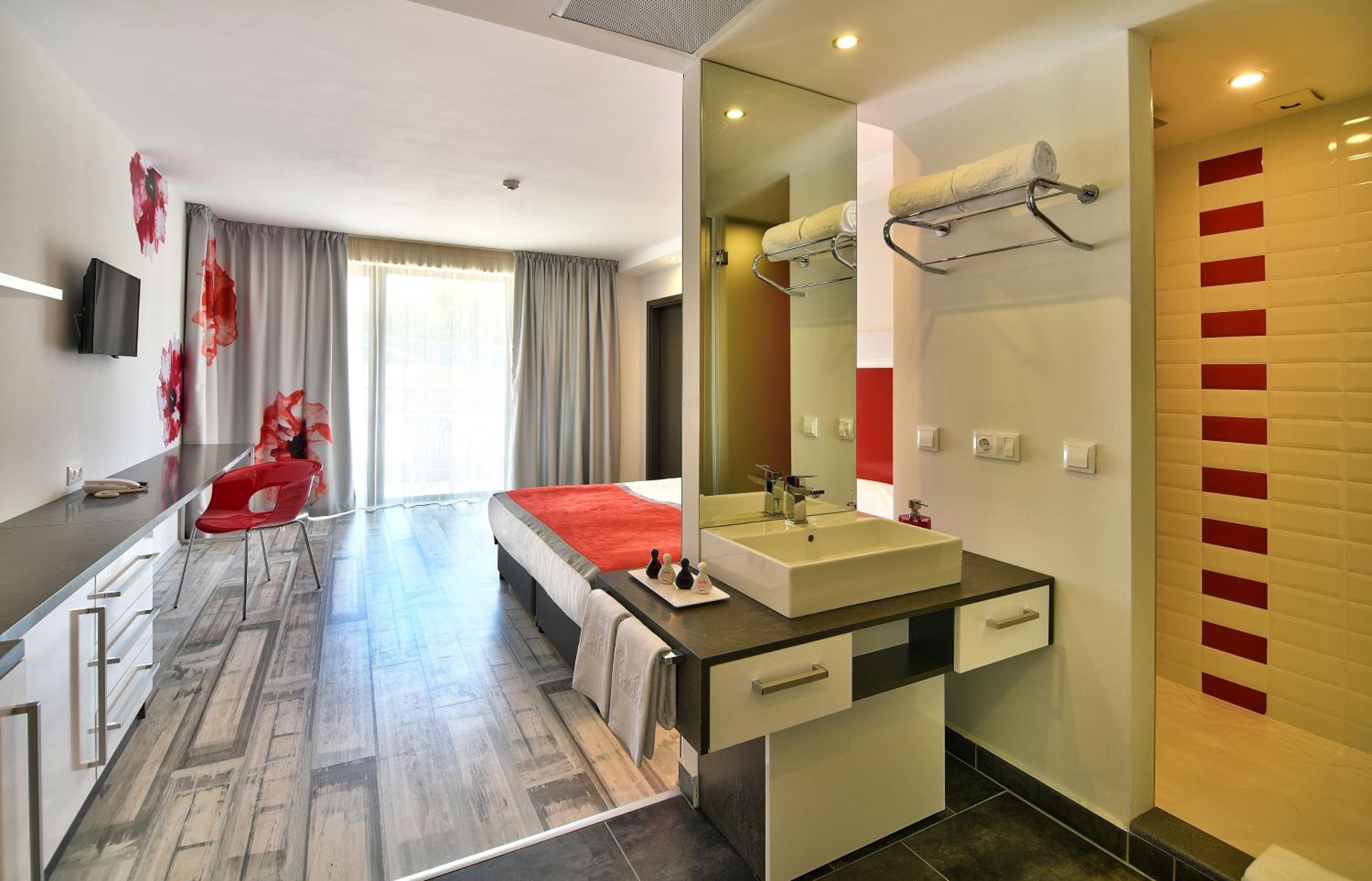 Double or Twin Room with Park View - All Inclusive & Free Parking photo 2