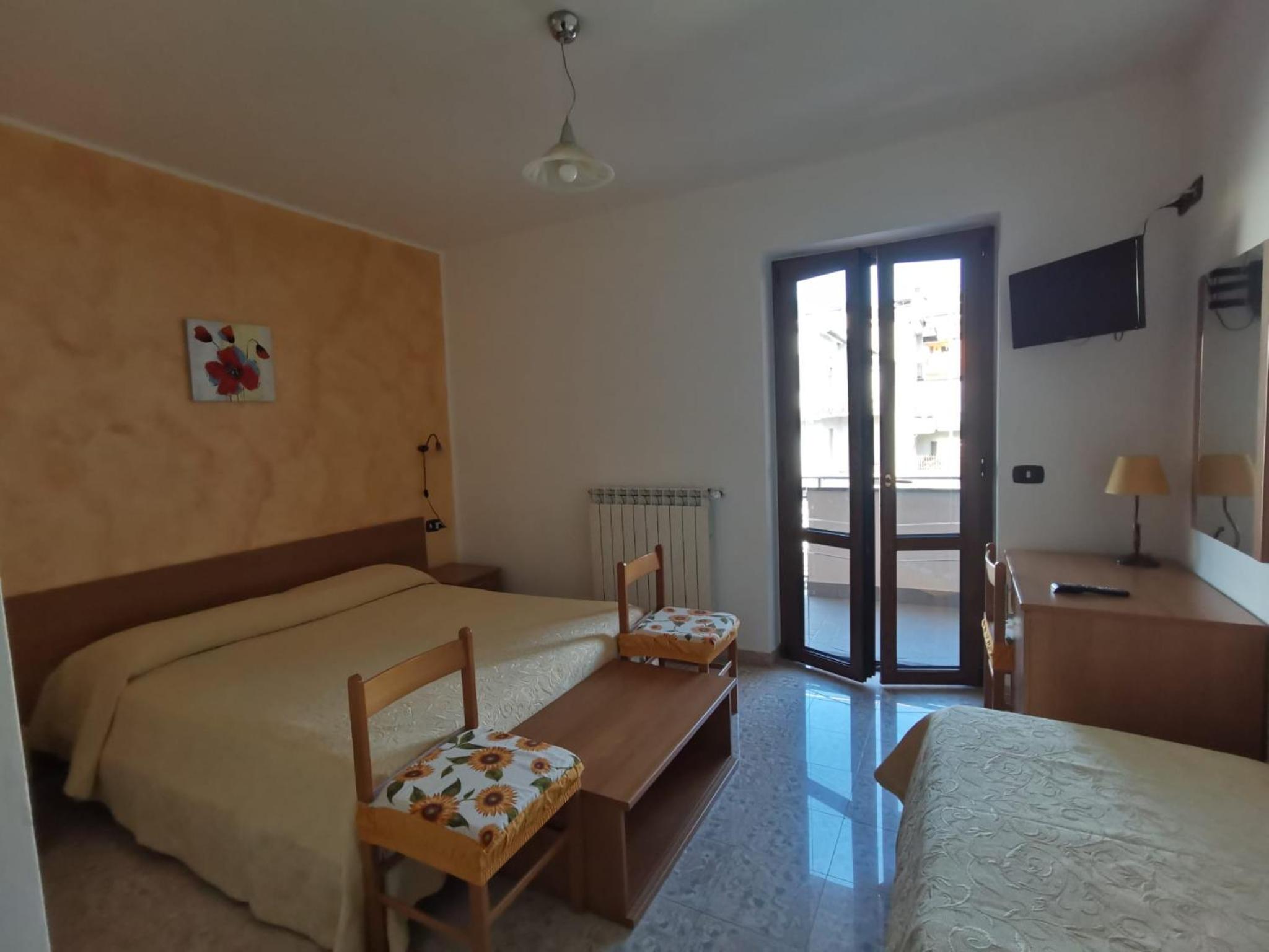 Double or Twin Room with Balcony - Photo 9