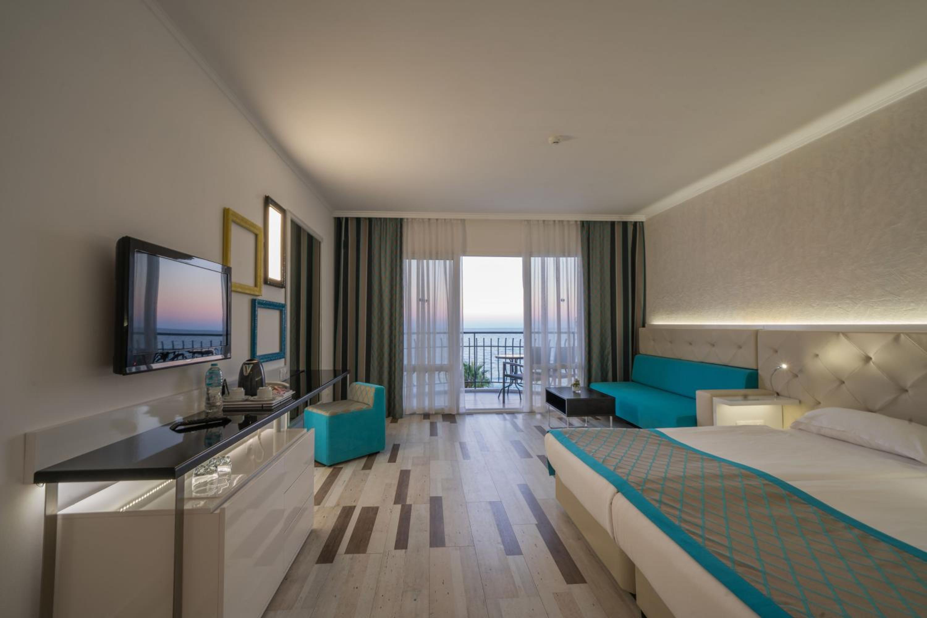 Family Room with Sea View  – Free Private Beach Access photo 1