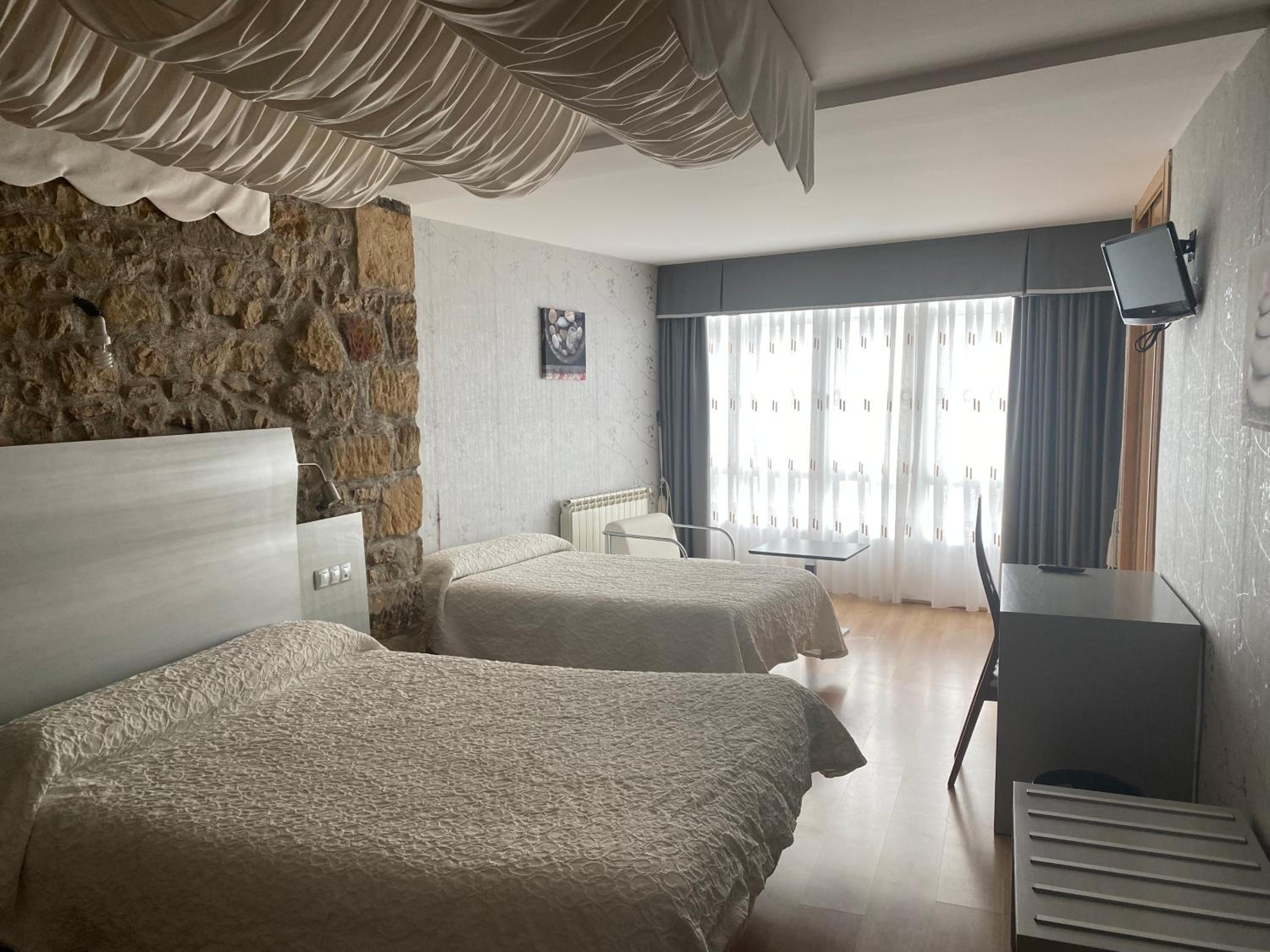 Triple Room with Bathroom - Photo 2