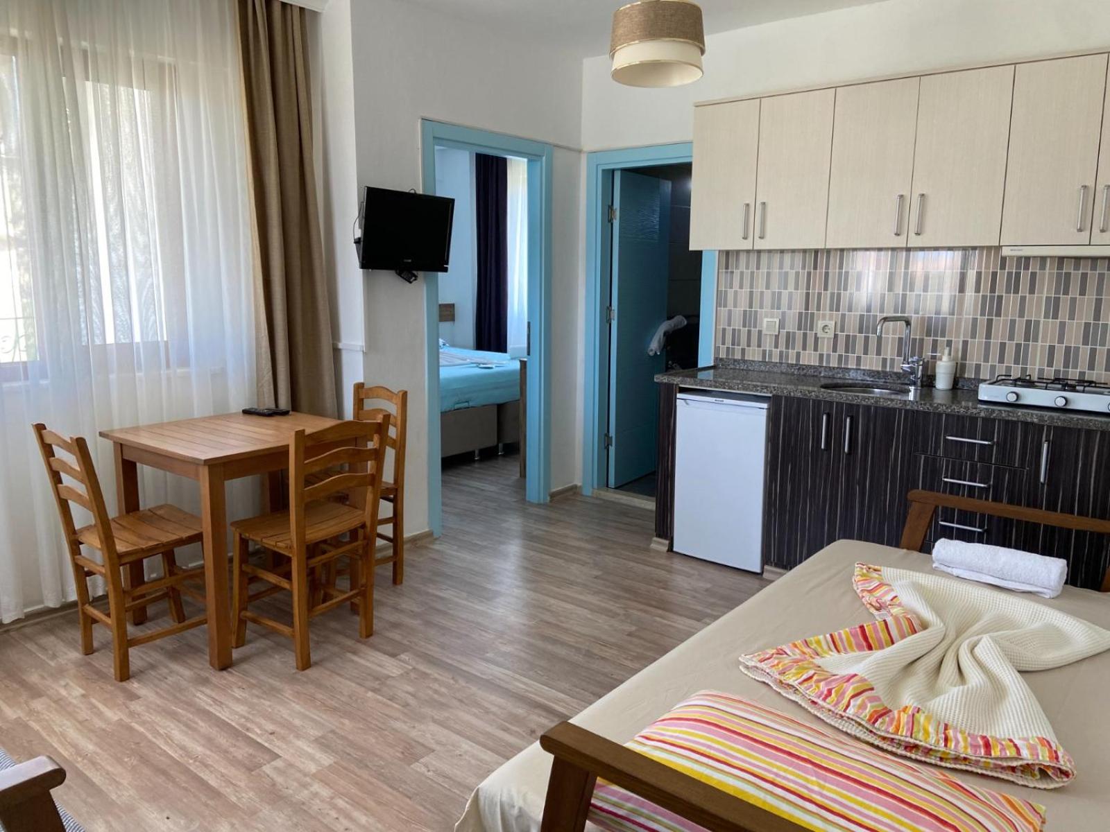 Triple Room with Balcony - Photo 8