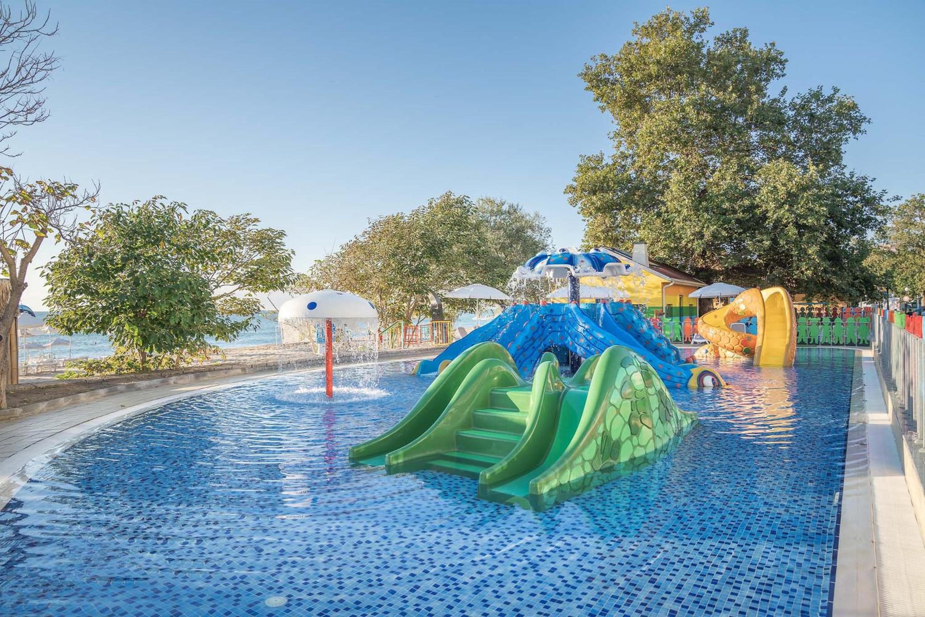 Double or Twin Room with Park View – Free Private Beach Access photo 2
