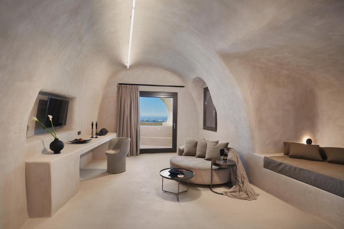Elysium Cave Suite with Private Jacuzzi- Caldera View