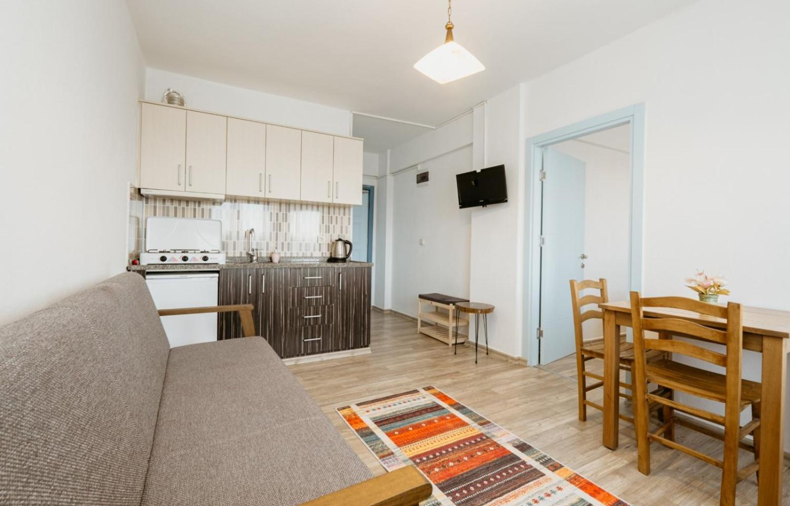 Suite with Balcony - Photo 6