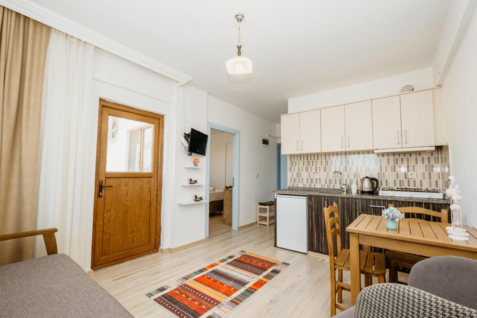 Suite with Balcony - Photo 2