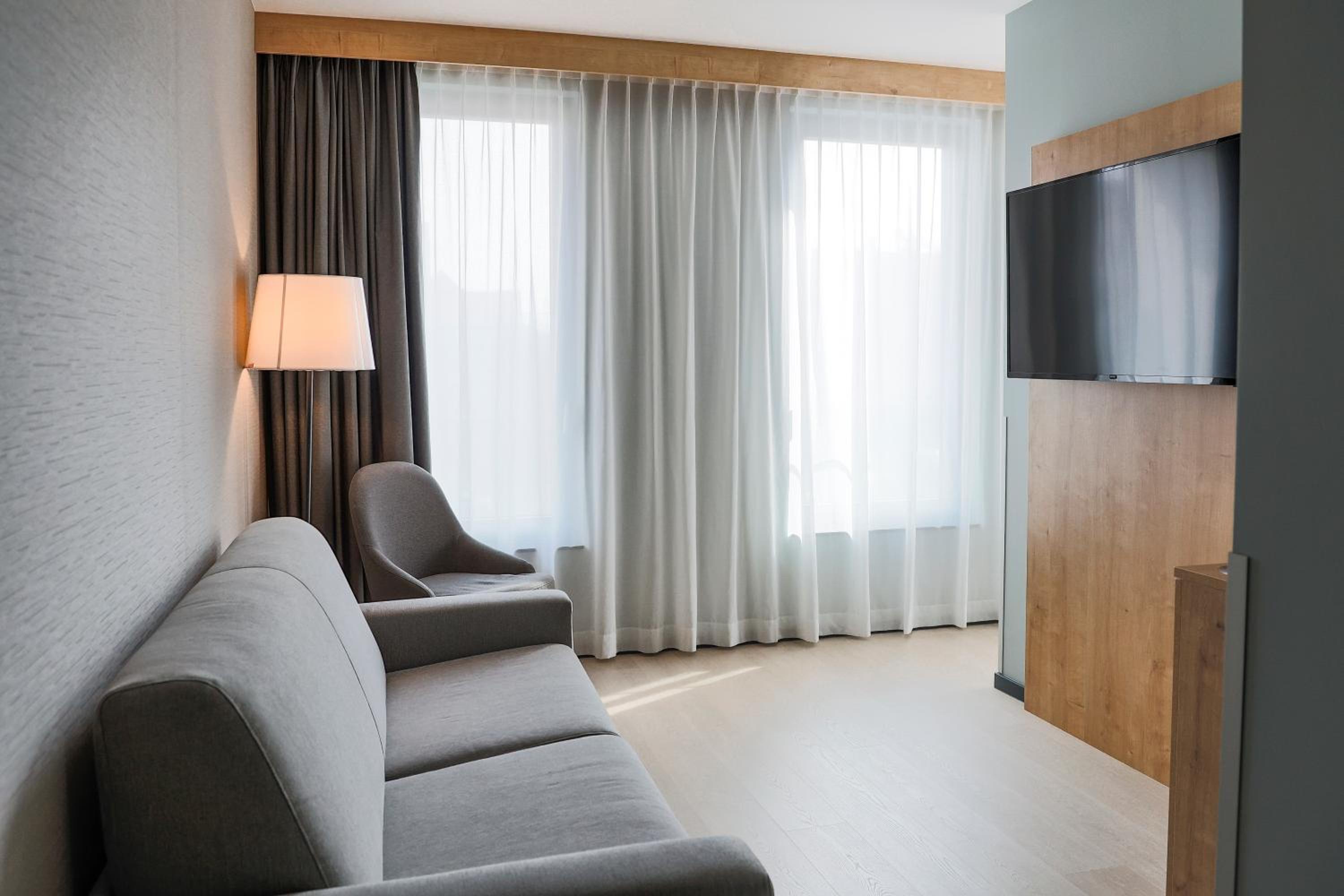 Junior Suite with Balcony and Kitchenette - Photo 10