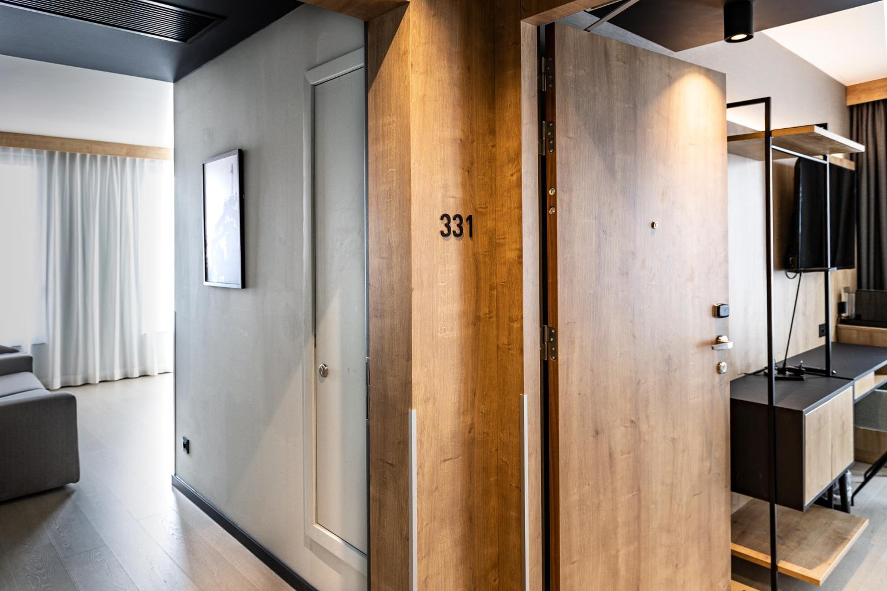 Junior Suite with Balcony and Kitchenette - Photo 11