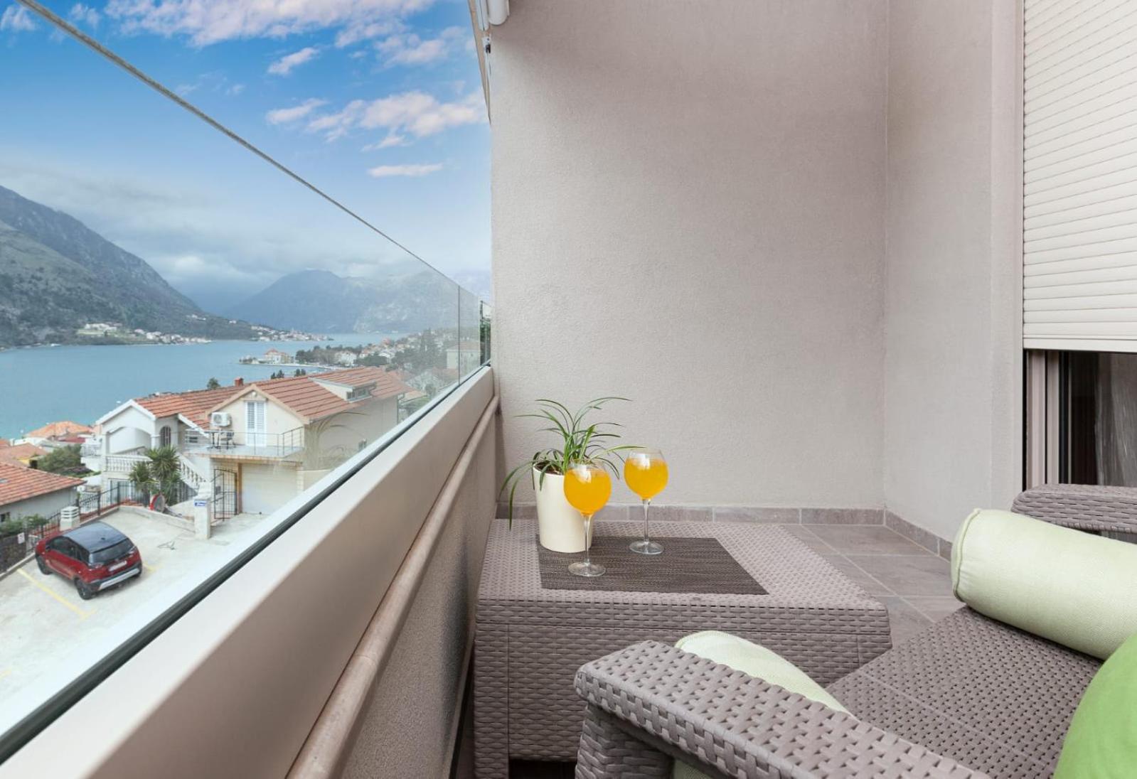 Deluxe Apartment with Balcony and Sea View - Photo 33