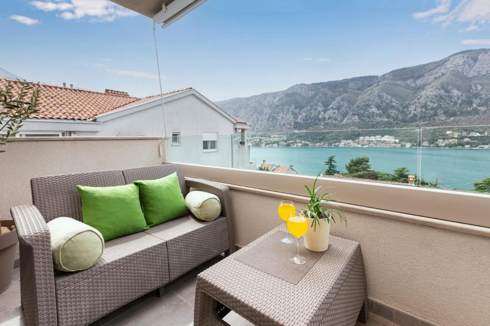 Deluxe Apartment with Balcony and Sea View - Photo 32