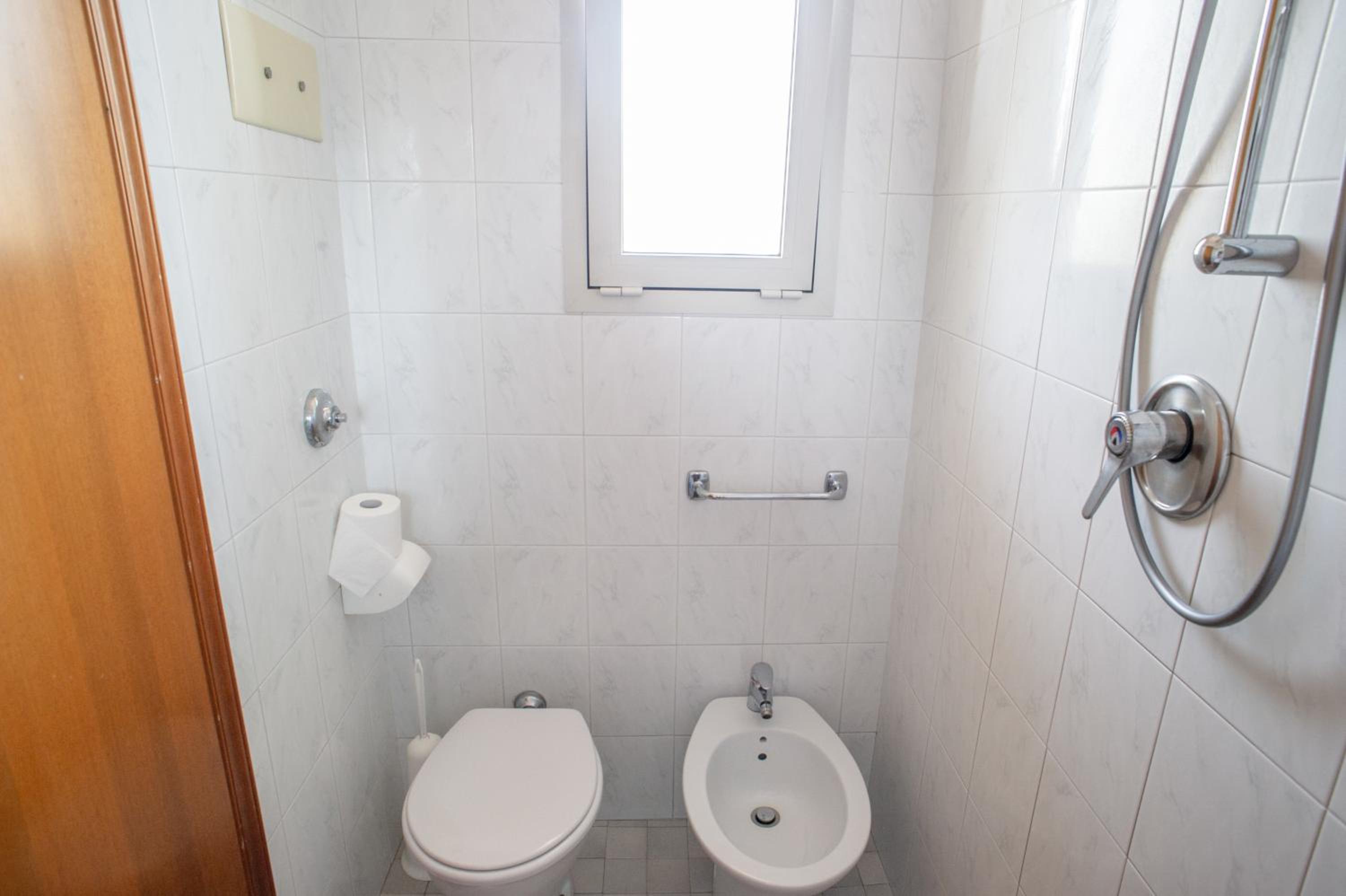Economy Double or Twin Room with Balcony and Partial Sea View photo 3