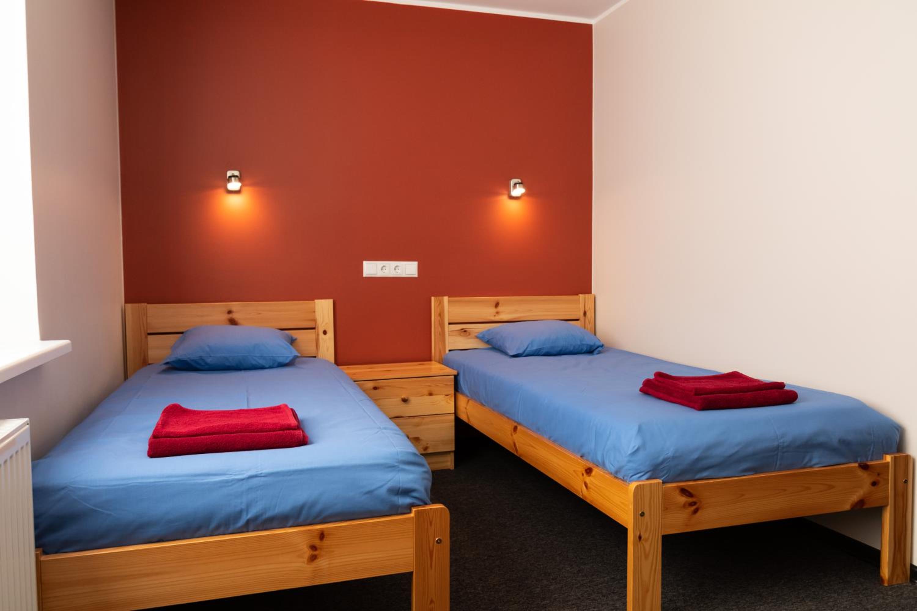 Standard Twin Room - Photo 4