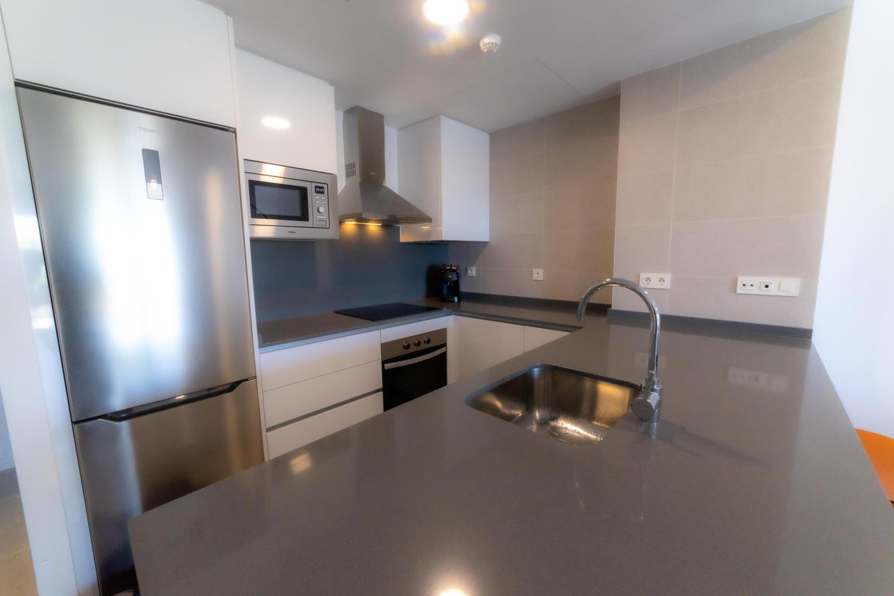 Three-Bedroom Apartment with Sea View - Photo 17