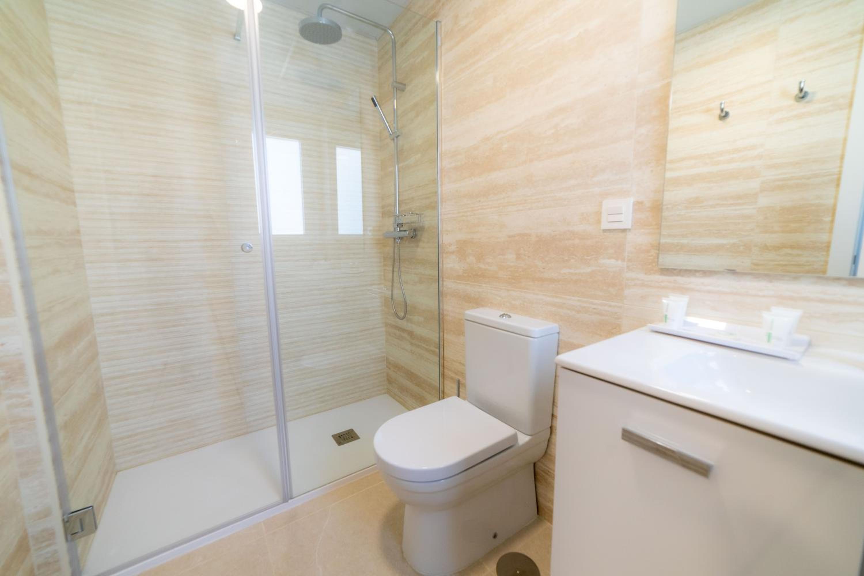 Three-Bedroom Apartment with Sea View - Photo 18