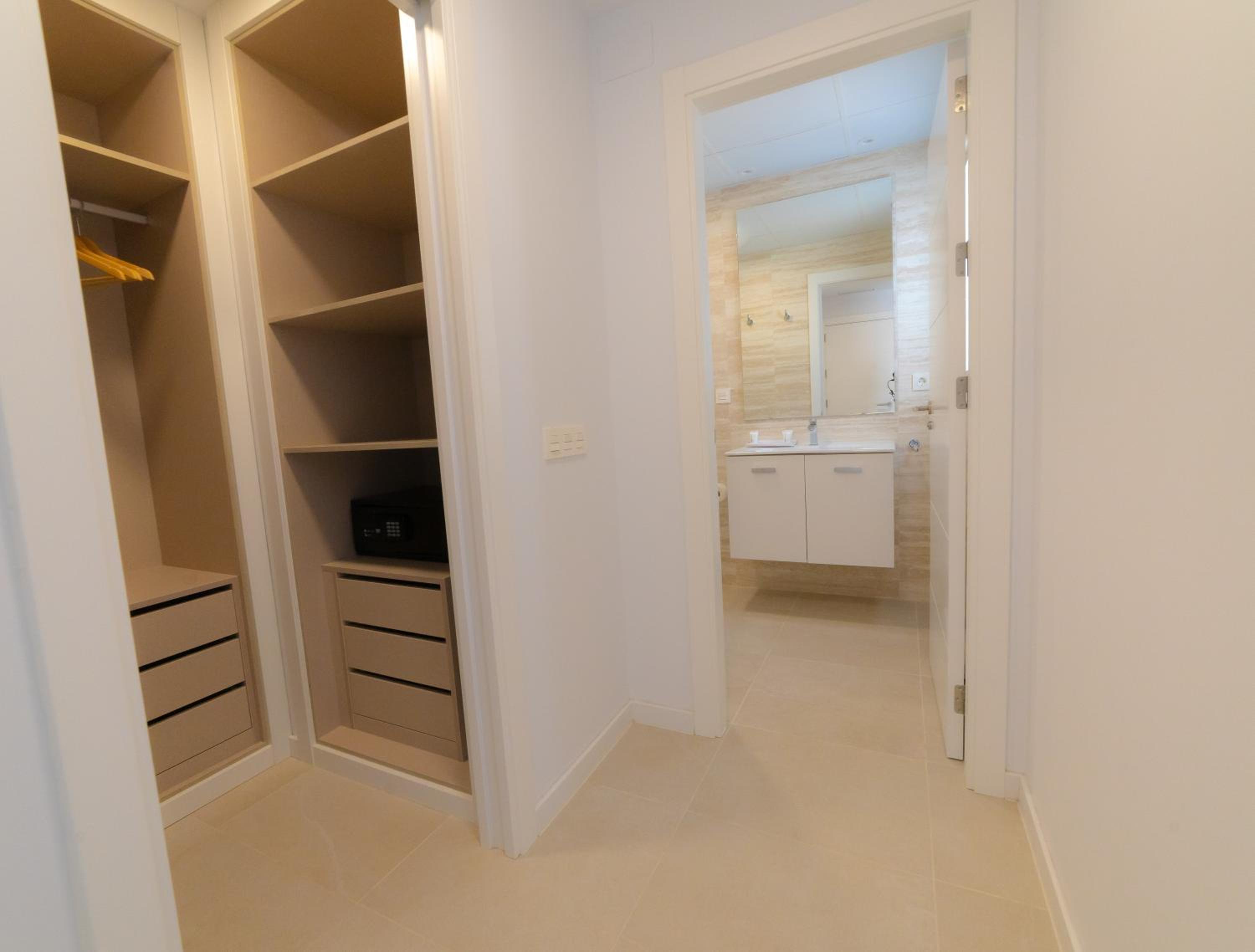 Penthouse Apartment - Photo 18
