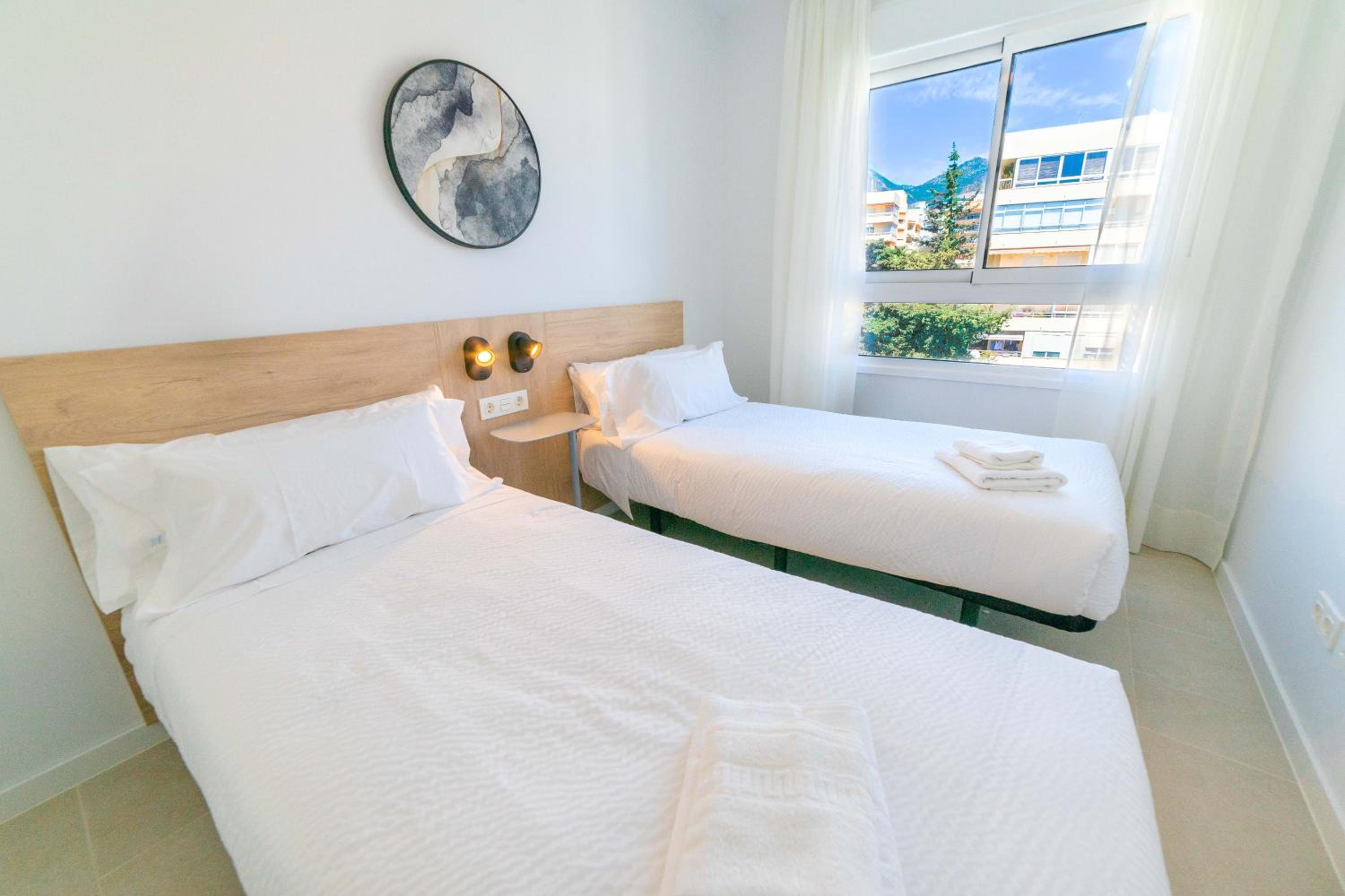 Three-Bedroom Apartment with Sea View - Photo 16