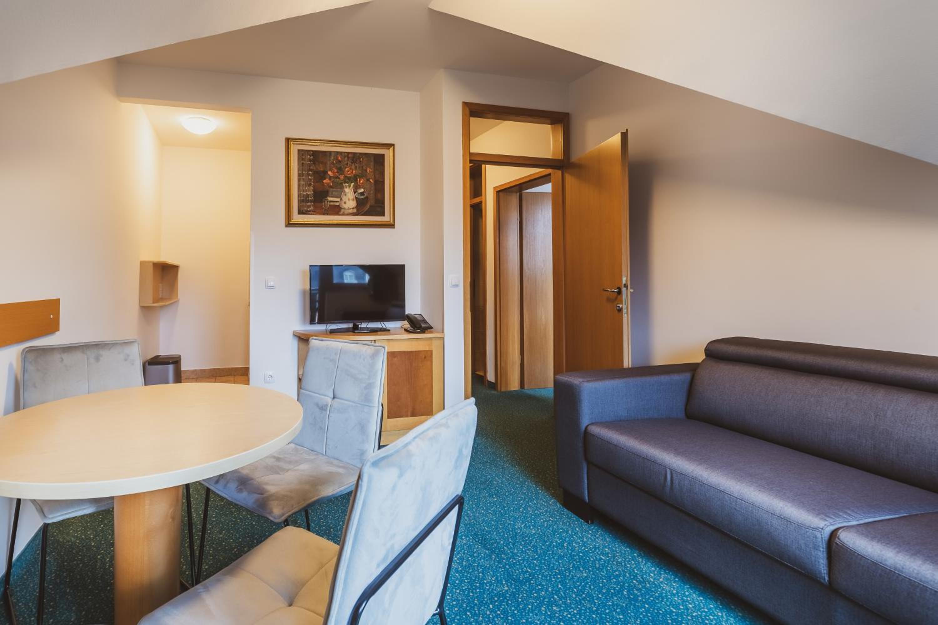 One-Bedroom Apartment (2 - 4 Adults) photo 2