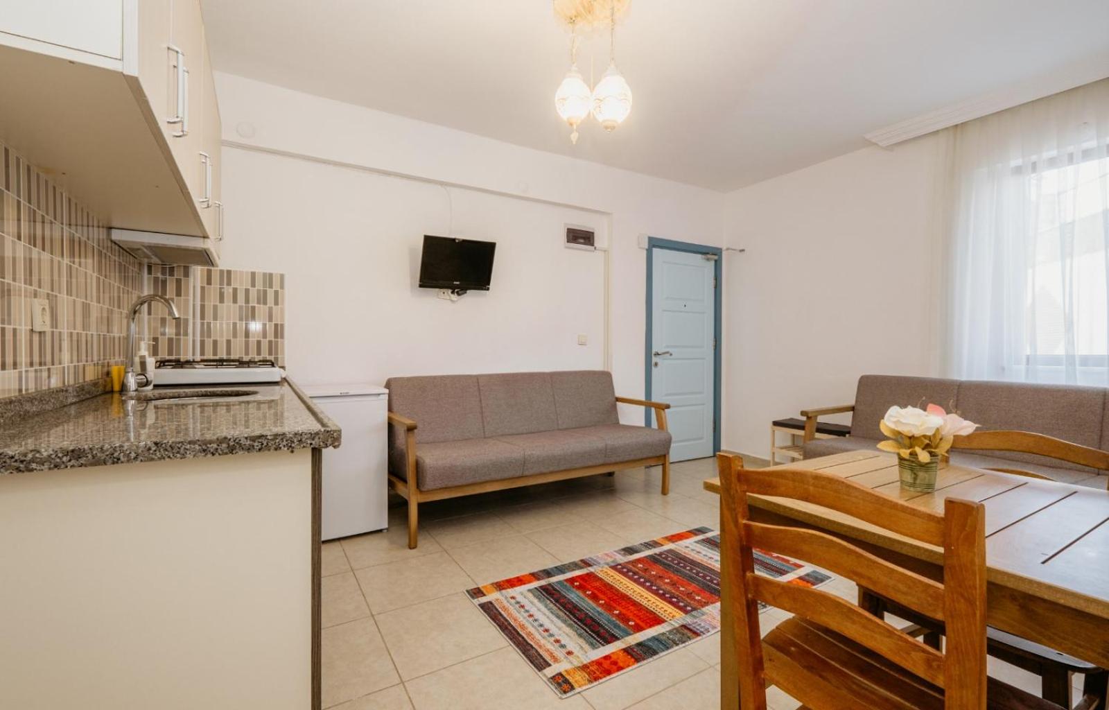 Family Room with Garden View - Photo 7