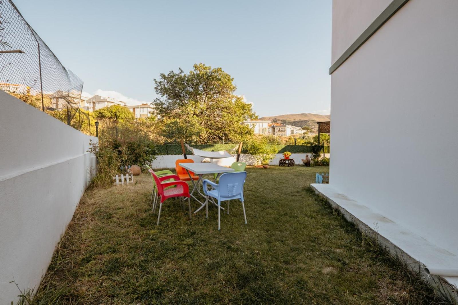Family Room with Garden View - Photo 3