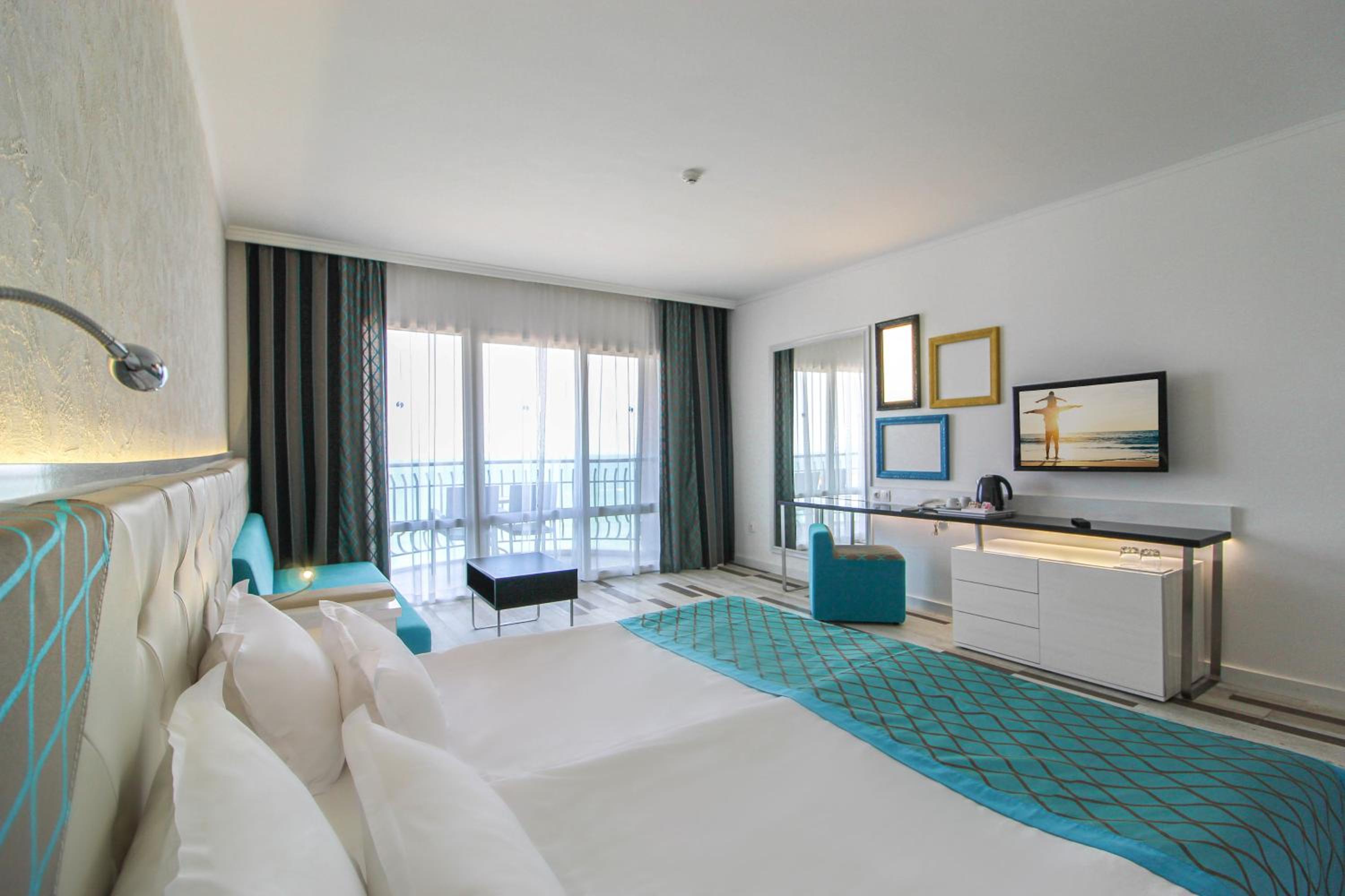 Double or Twin Room with Side Sea View – Free Private Beach Access photo 1