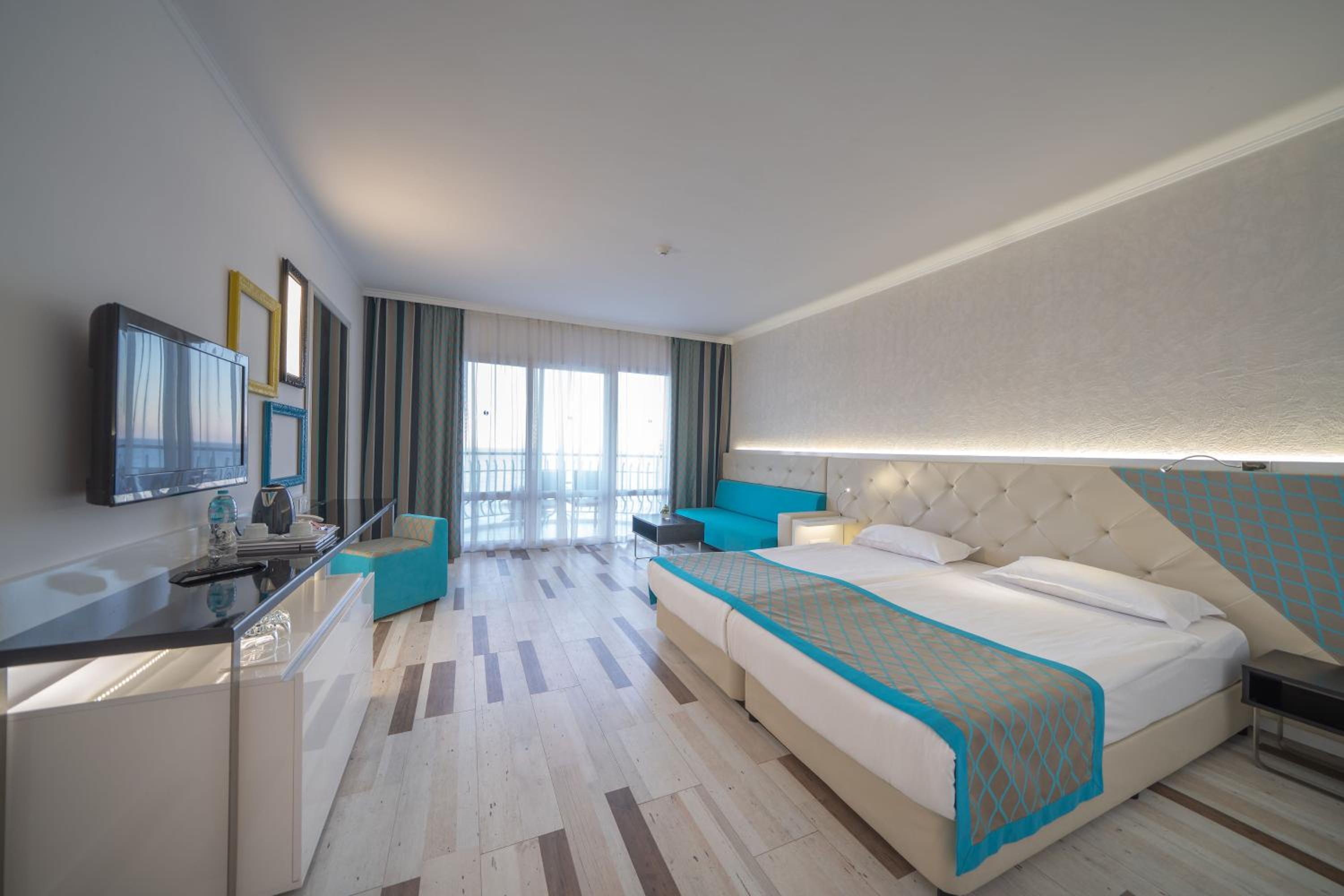 Double or Twin Room with Side Sea View – Free Private Beach Access photo 3