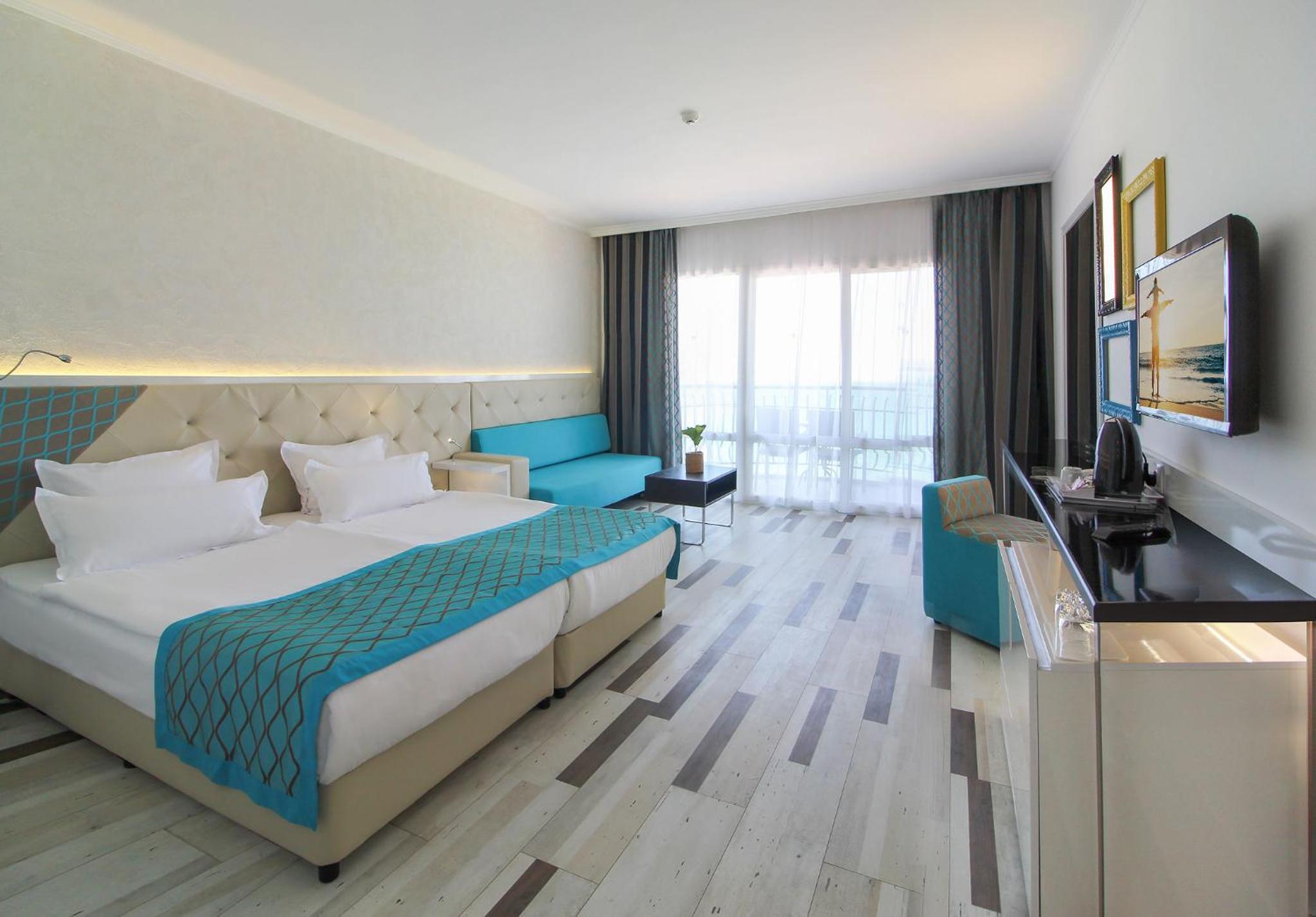 Double or Twin Room with Sea View – Free Private Beach Access photo 2