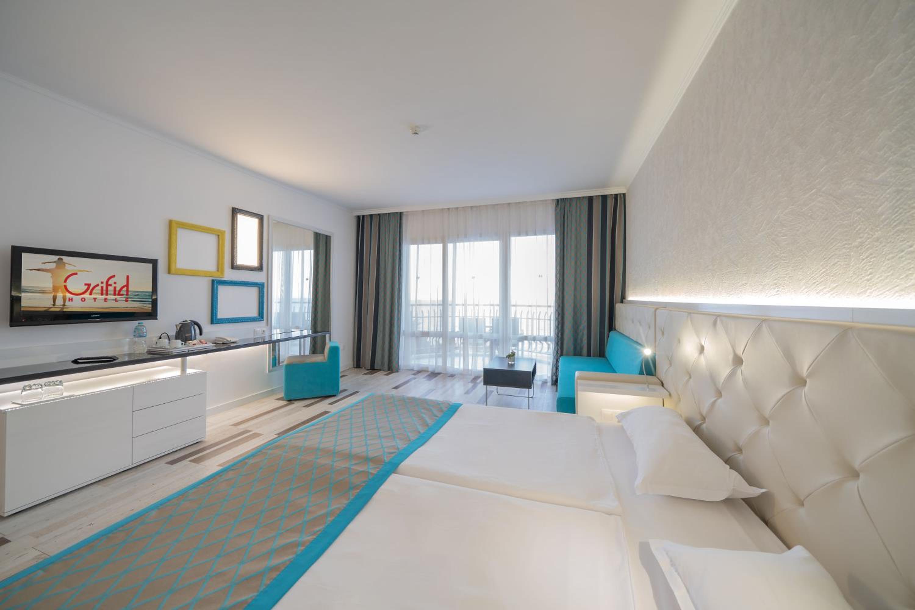 Double or Twin Room with Sea View – Free Private Beach Access photo 3