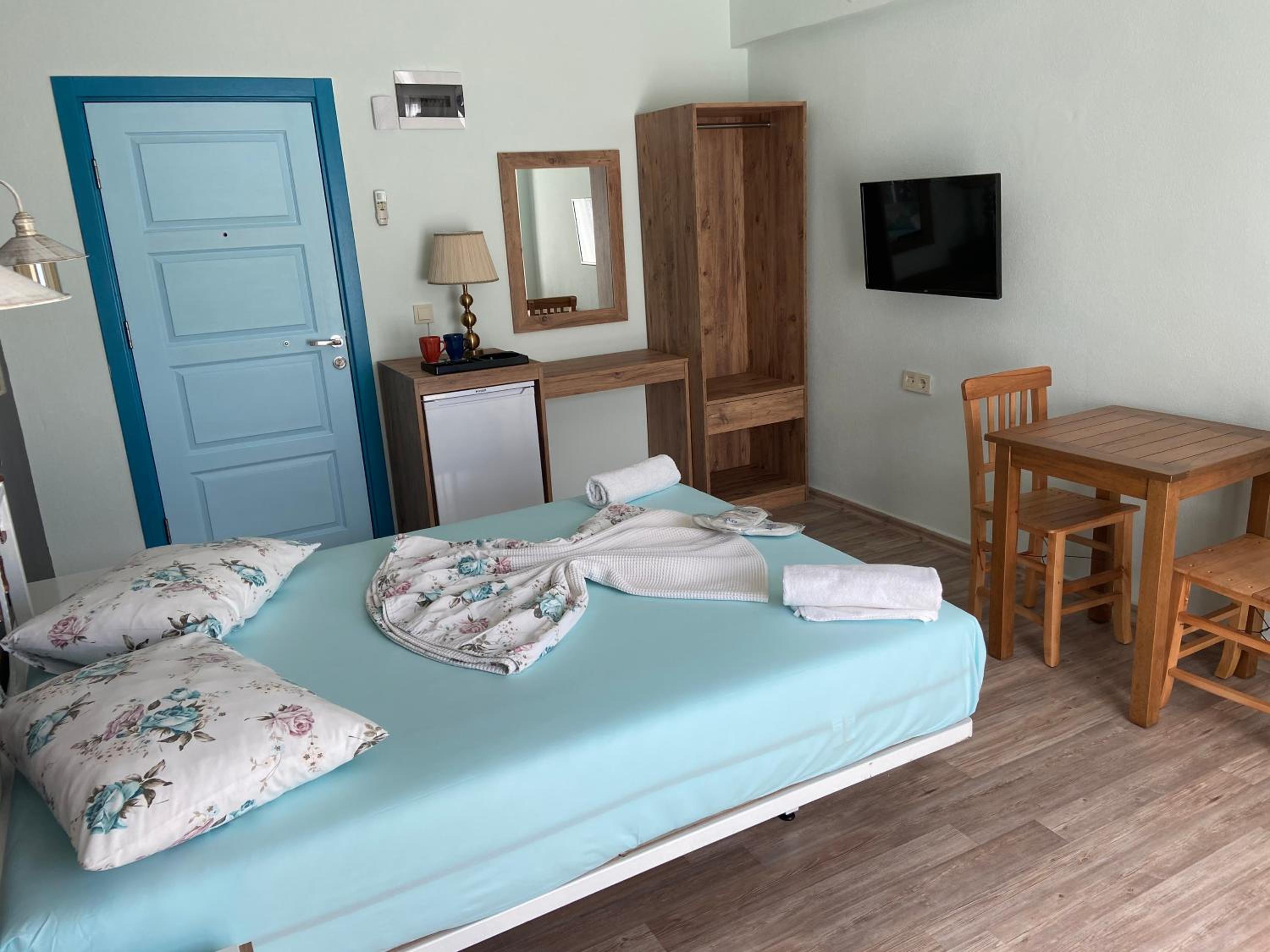 Double Room with Garden View - Photo 3