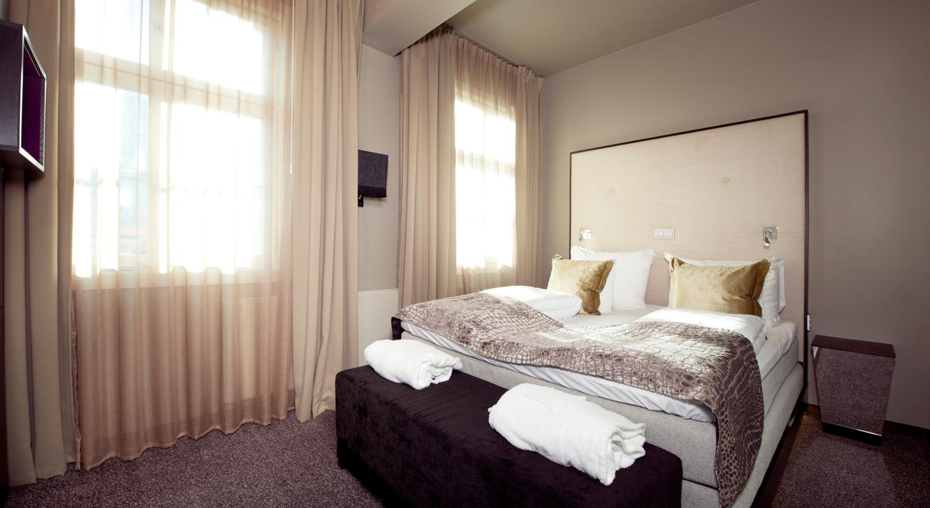 Deluxe Double Room thumbnail 5