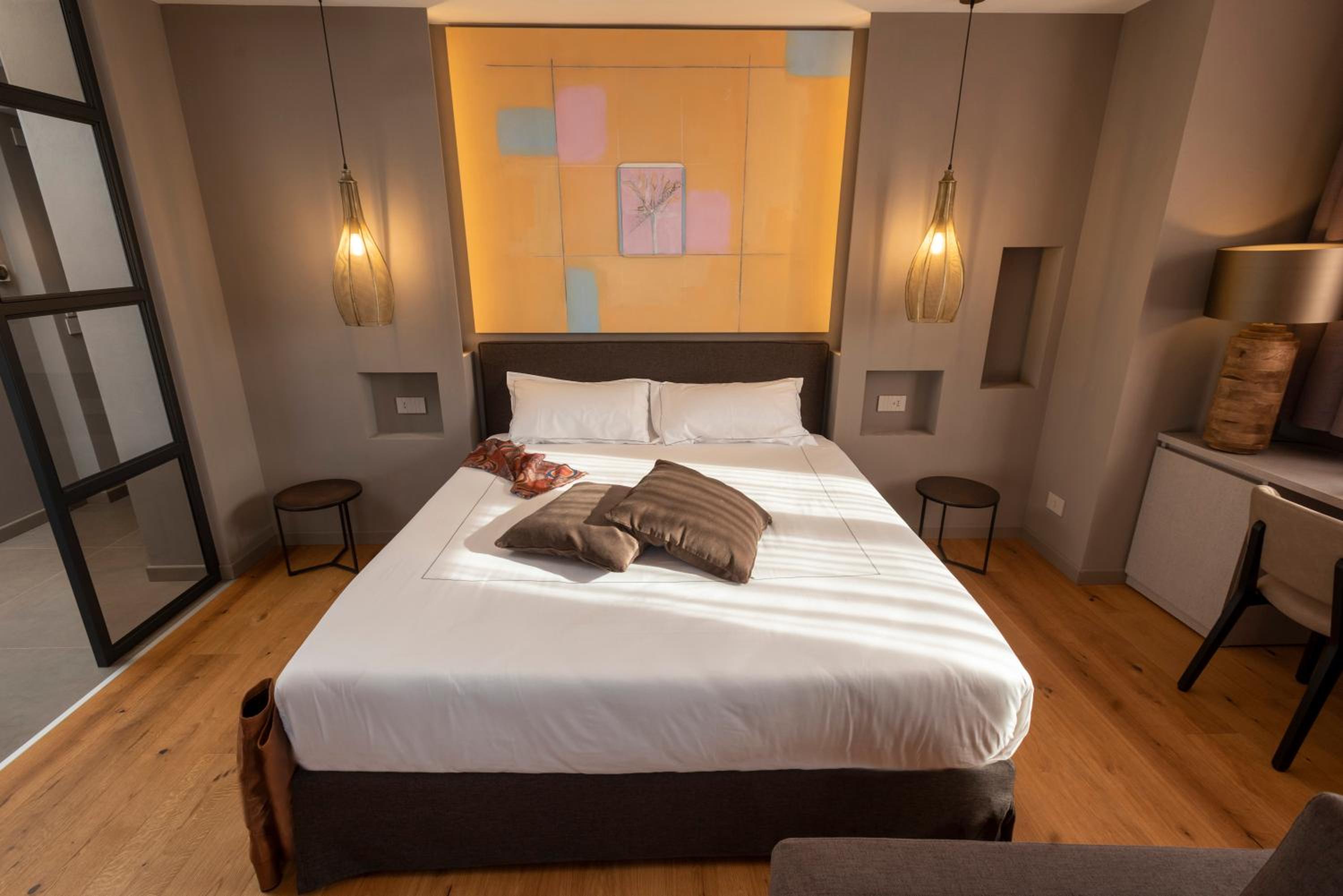 King Room with Pool View - Photo 11