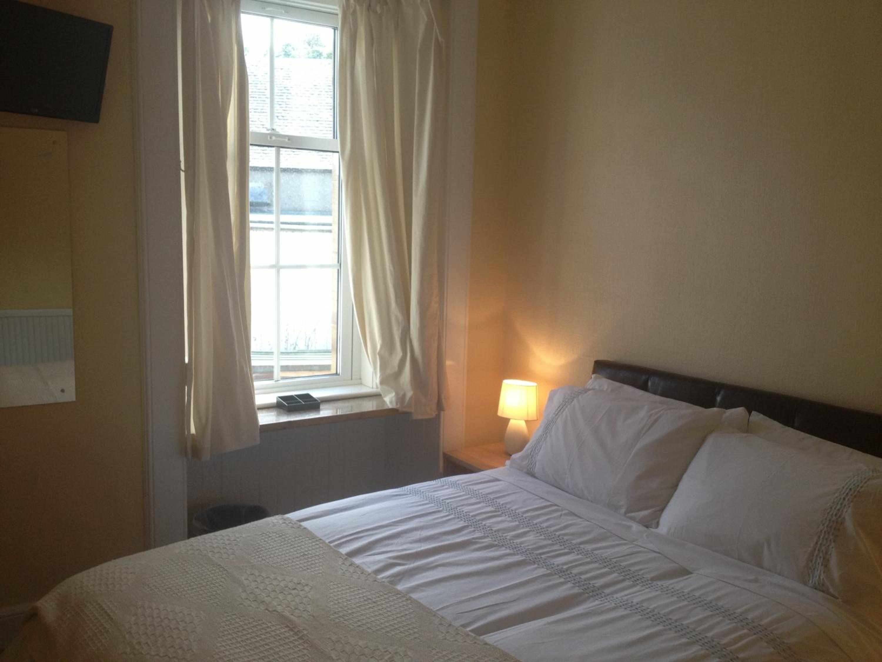 Basic Double Room with Shared Bathroom photo 2