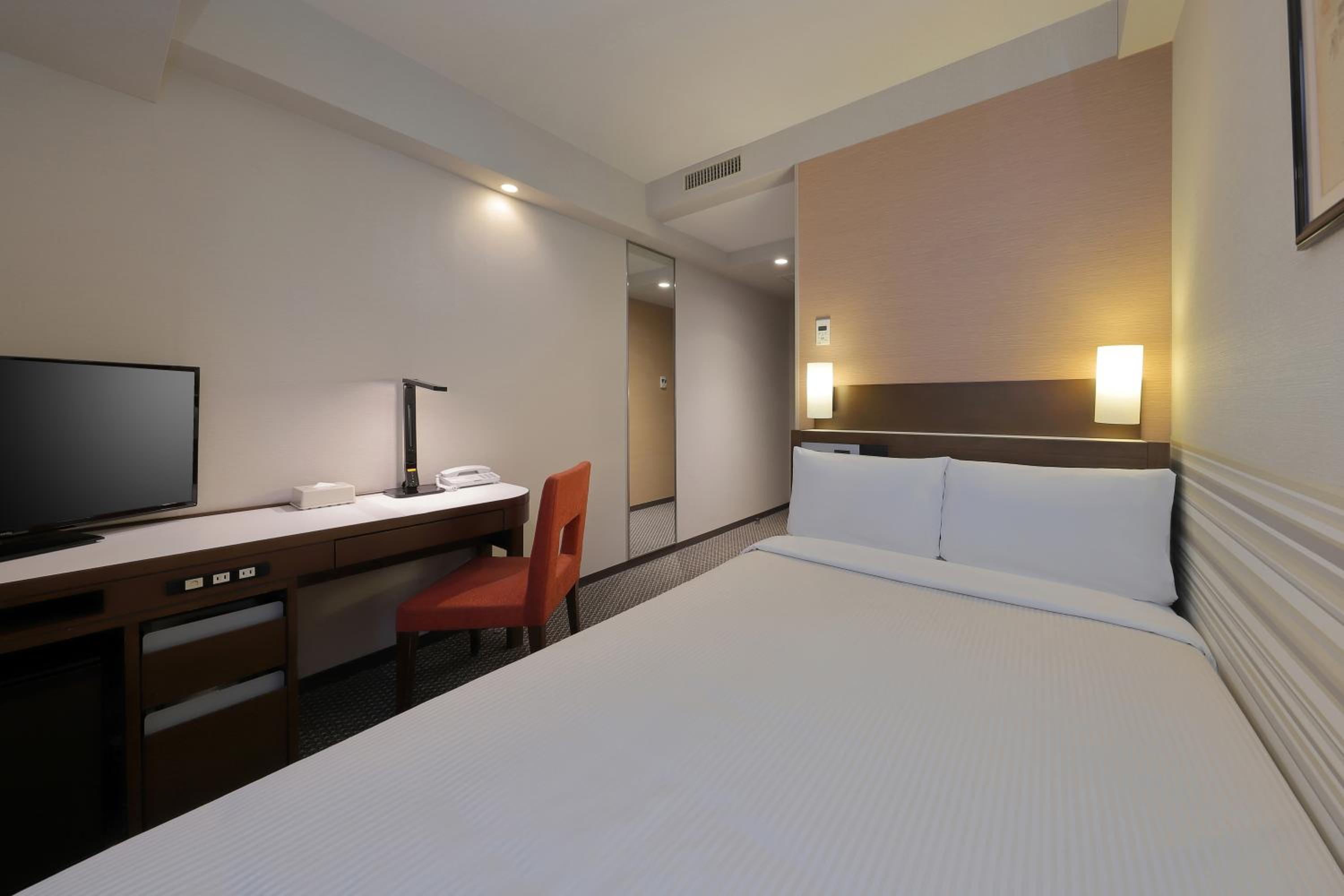 Double Room with Small Double Bed - Smoking photo 3