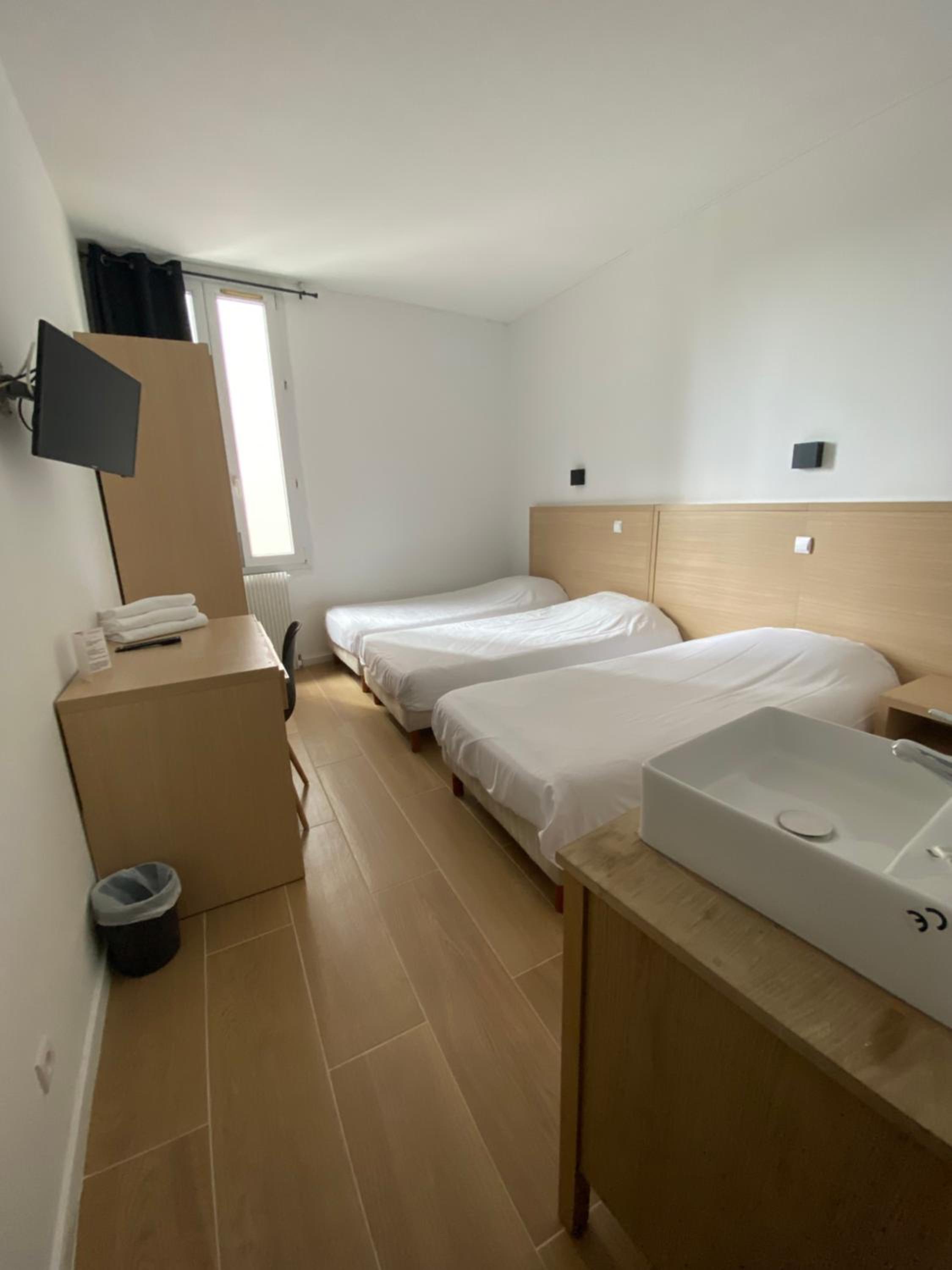 Economy Triple Room photo 1