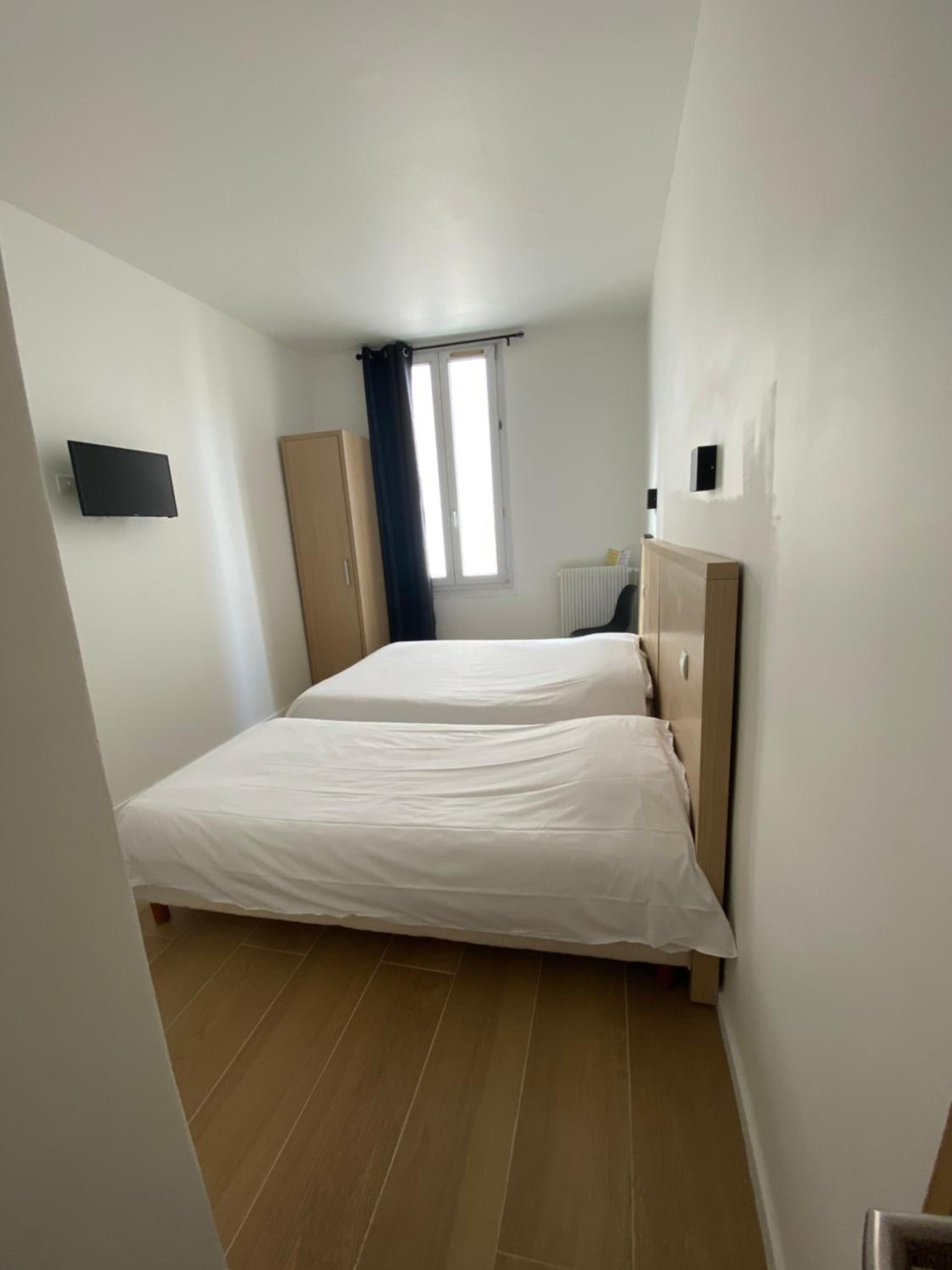 Economy Triple Room photo 2