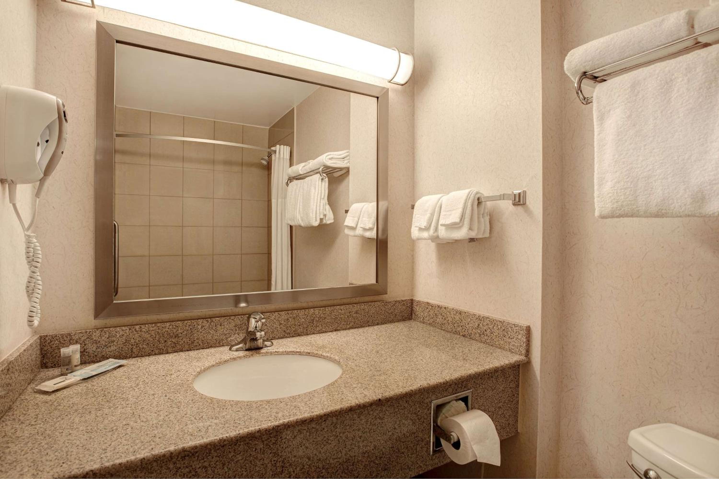 King Suite with Sofa bed and Spa Bath-  Non-Smoking - Photo 7