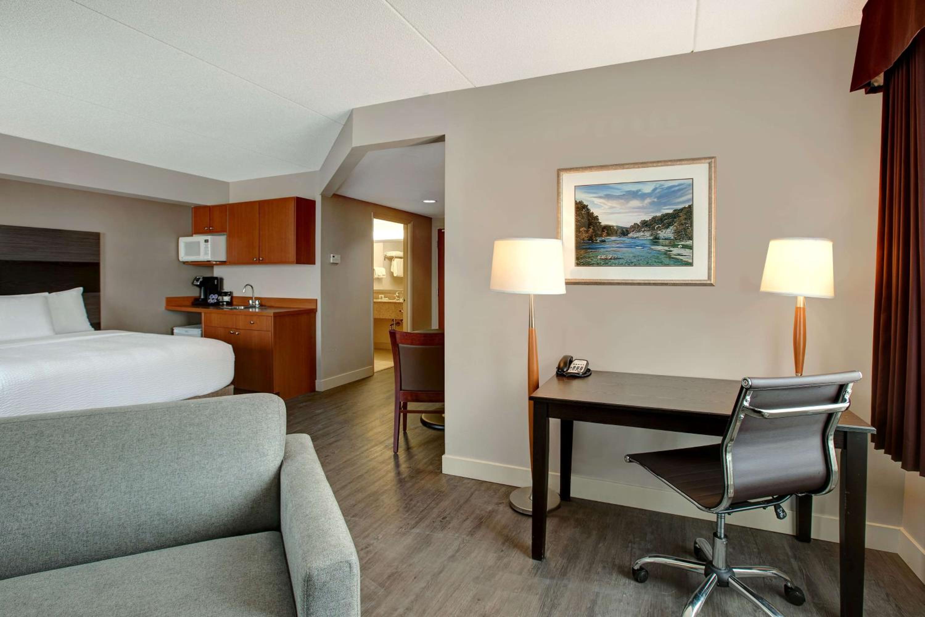 Deluxe Queen Suite with Two Queen Beds with Sofa Bed- Non-Smoking - Photo 3