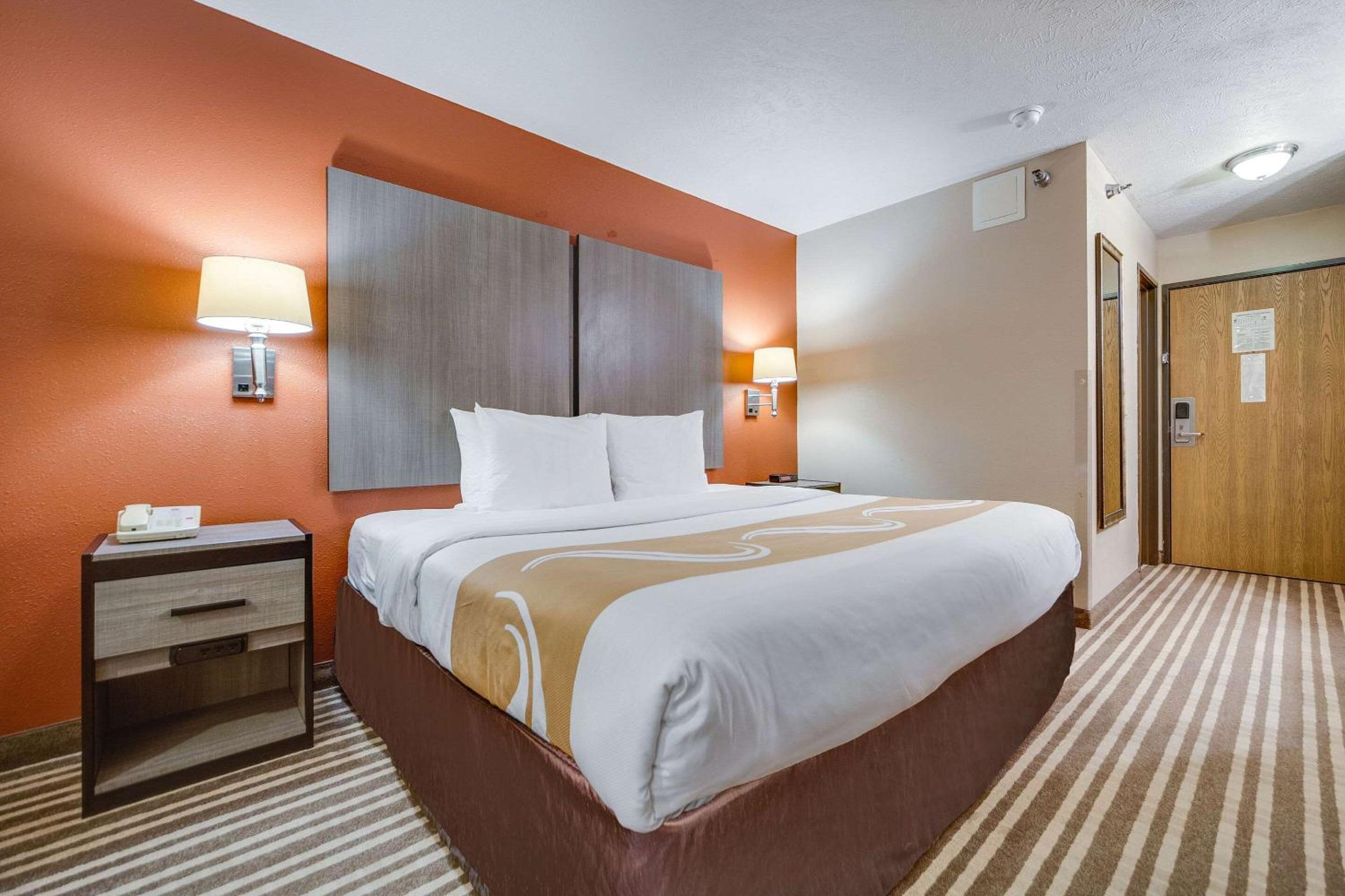 King Room - Non-Smoking - Photo 2
