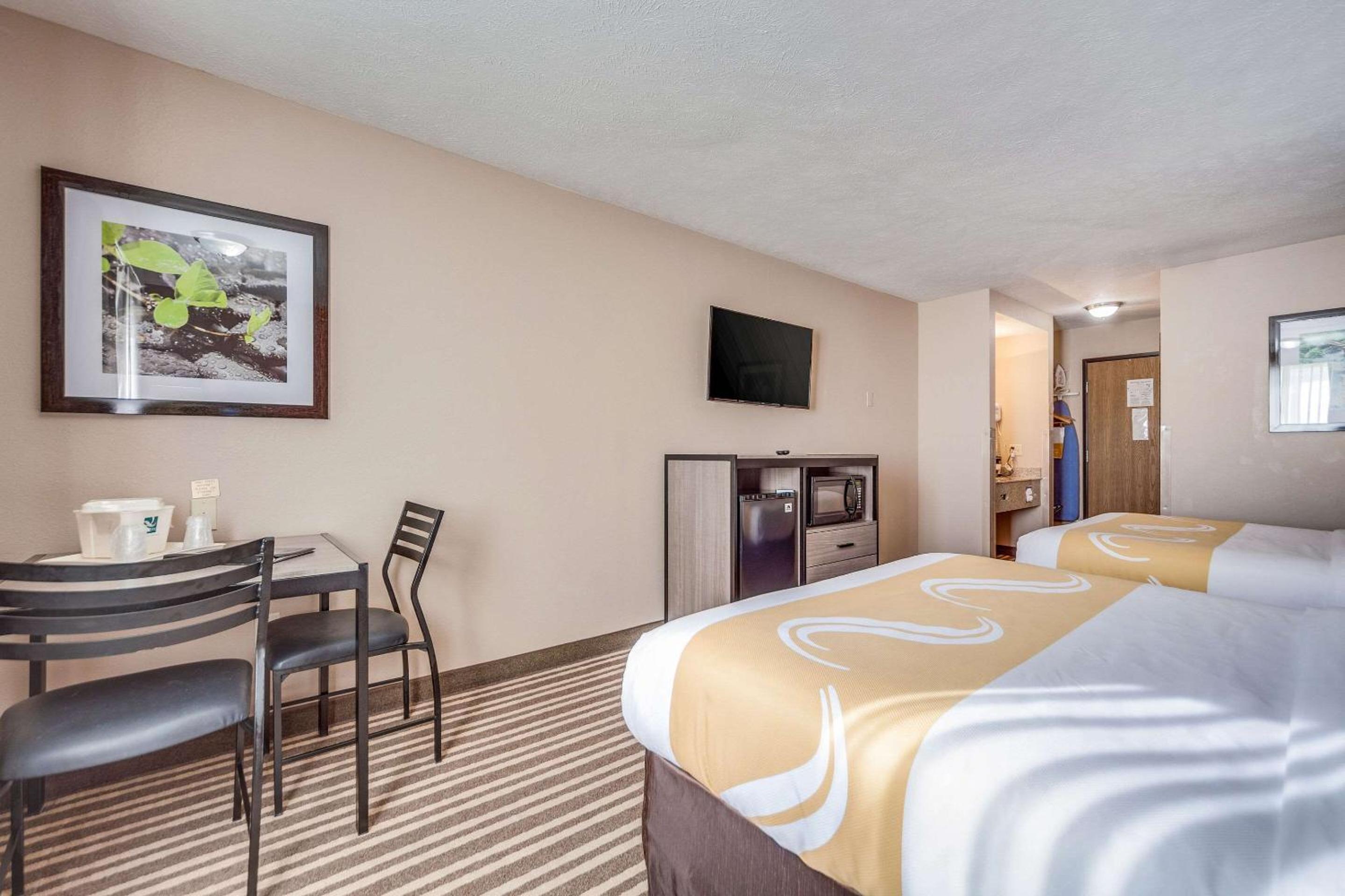 Queen Room with Two Queen Beds - Non-Smoking - Photo 1