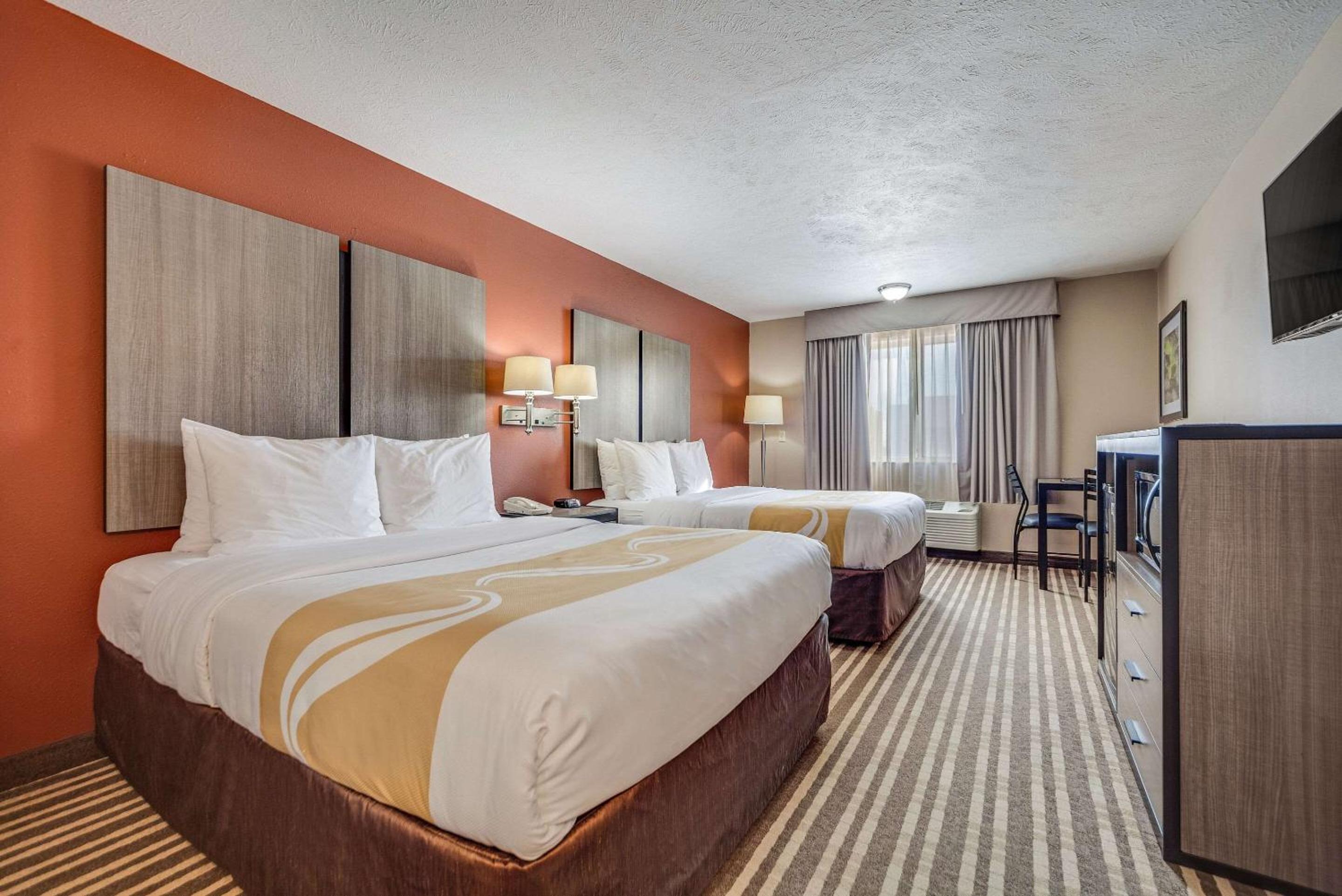 Queen Room with Two Queen Beds - Non-Smoking - Photo 5