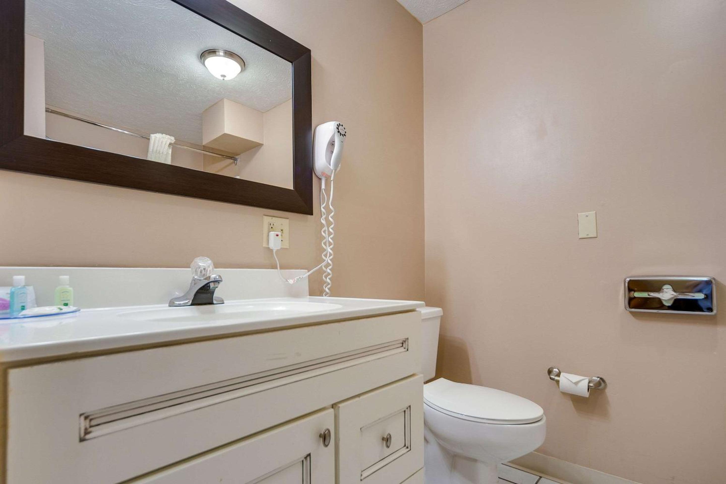 King Room - Non-Smoking - Photo 3