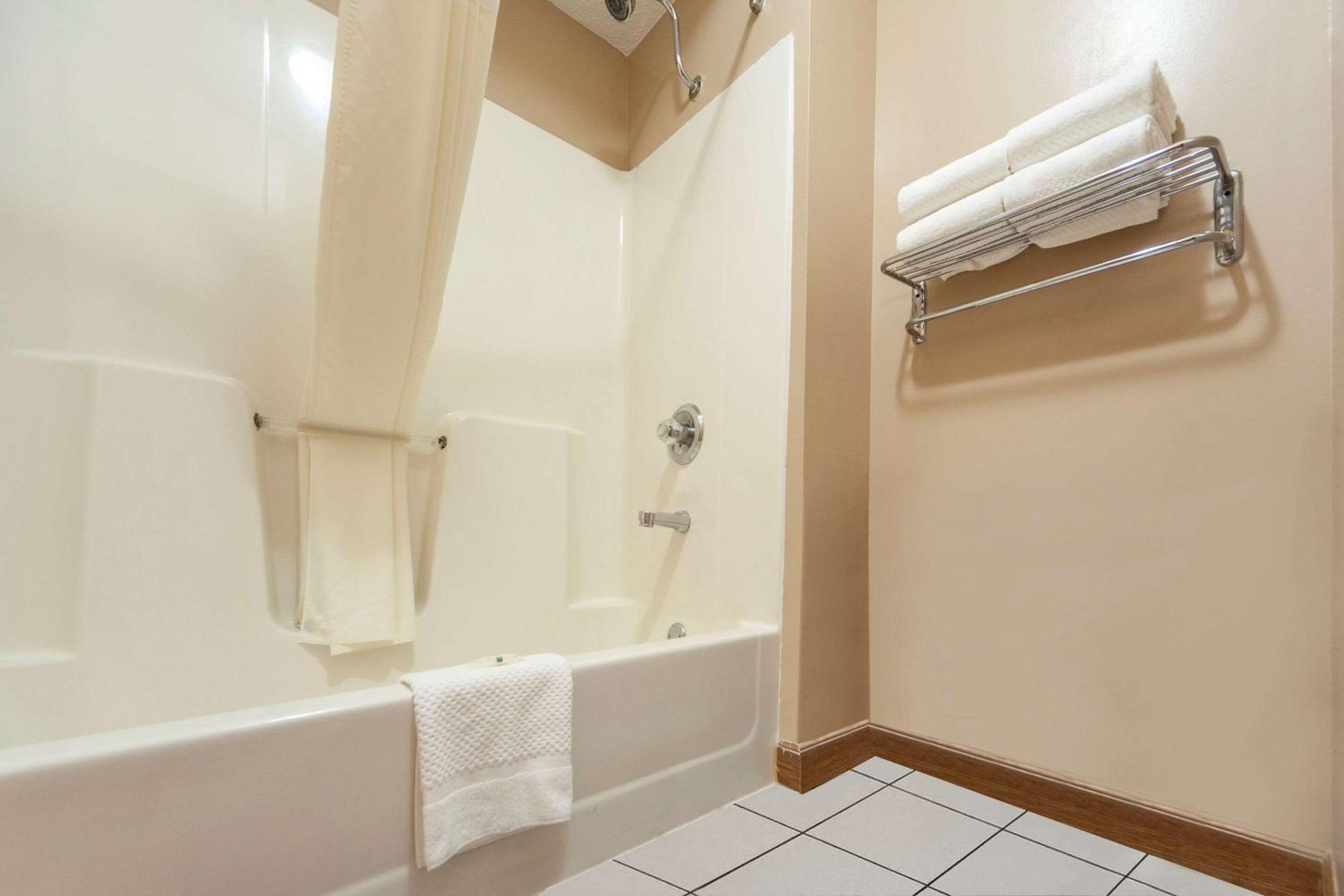 King Room - Non-Smoking - Photo 4