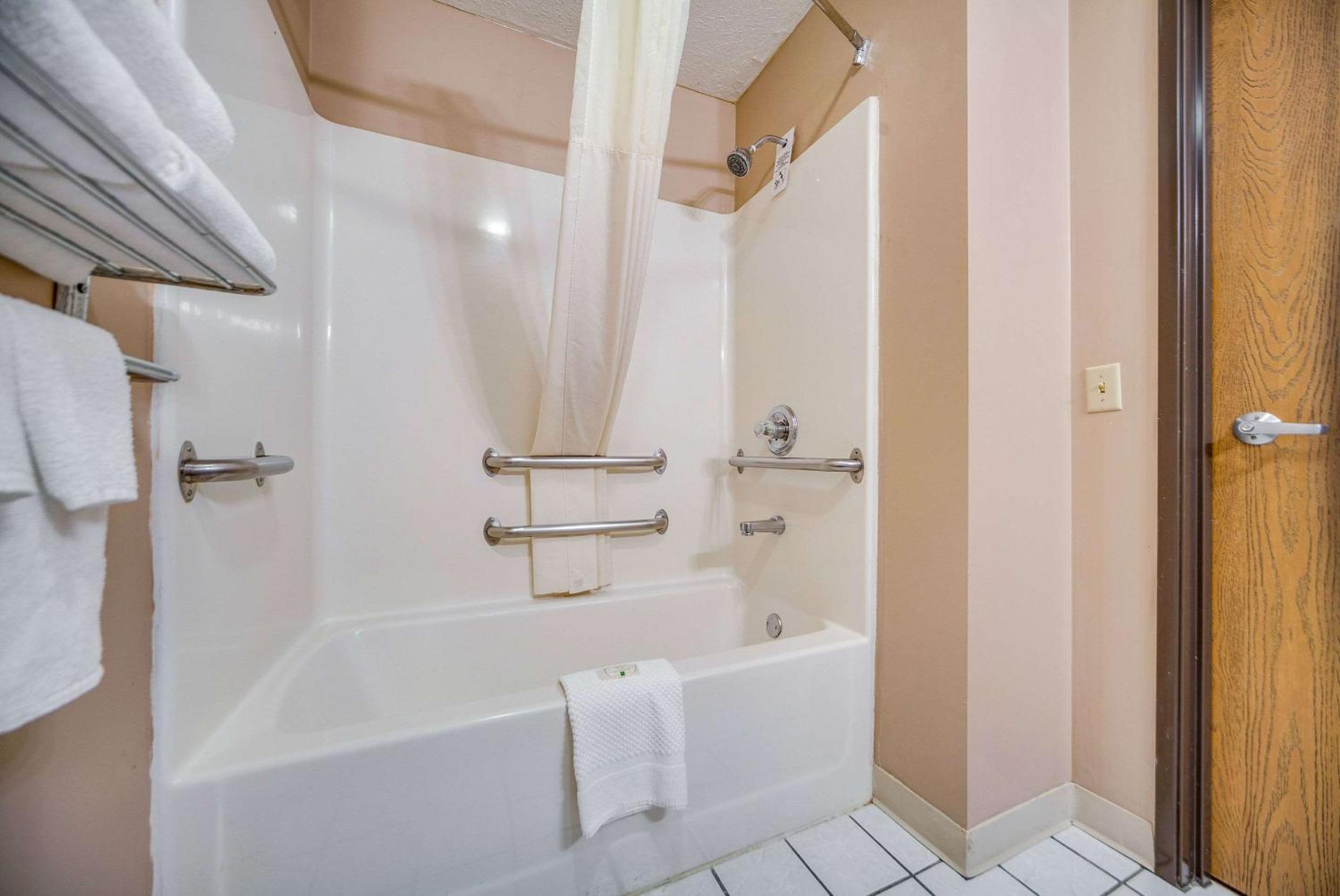 Queen Room - Accessible/Nonsmoking - Photo 3