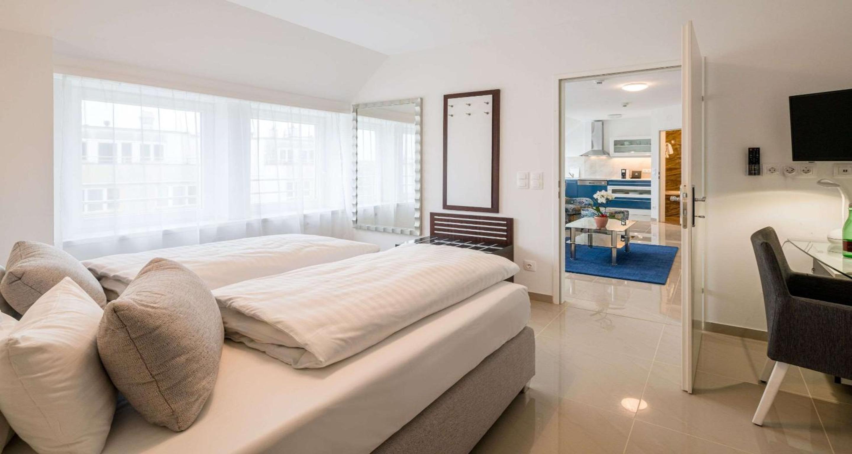 Deluxe King Suite photo 1