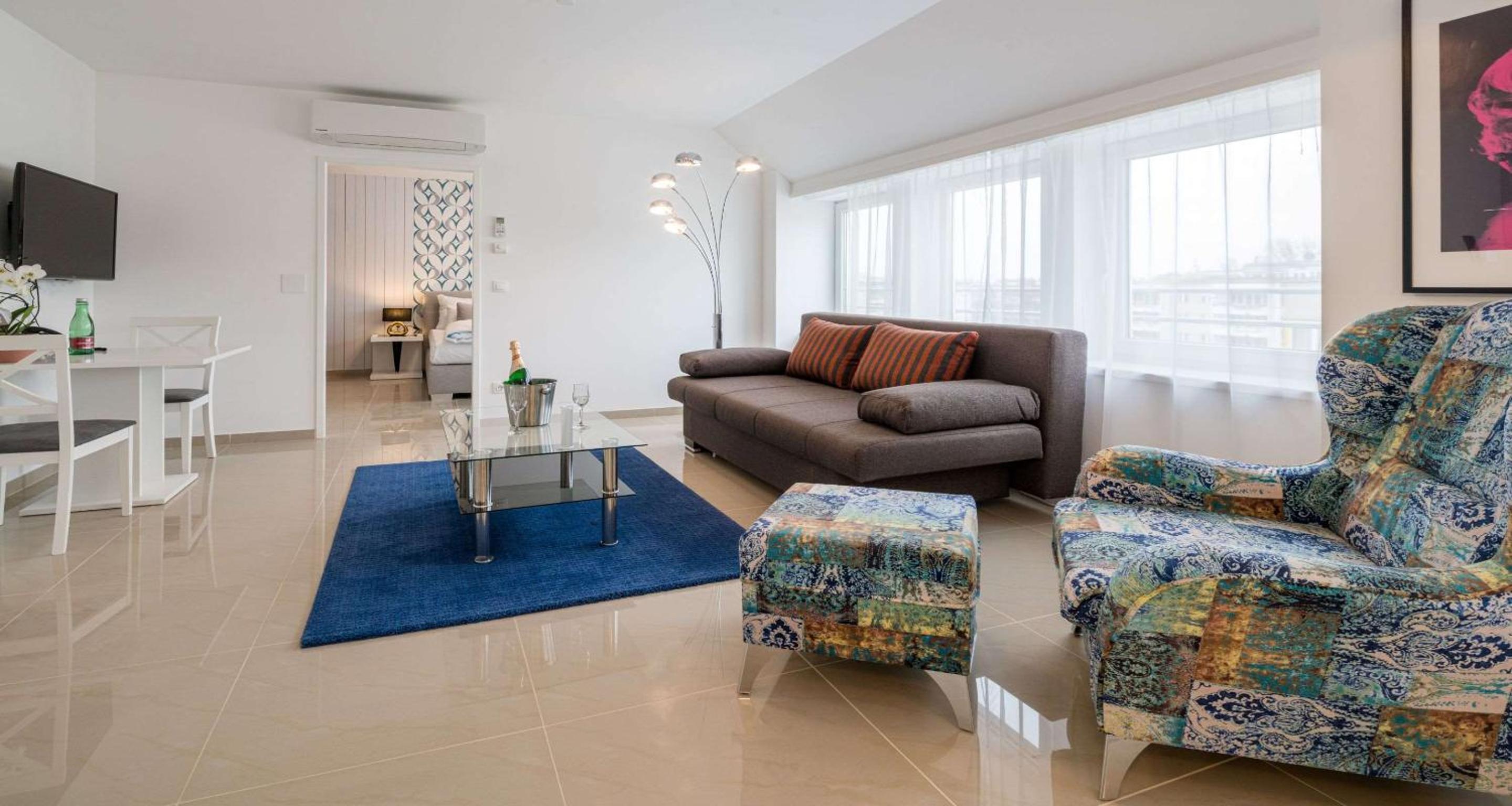 Deluxe King Suite photo 2