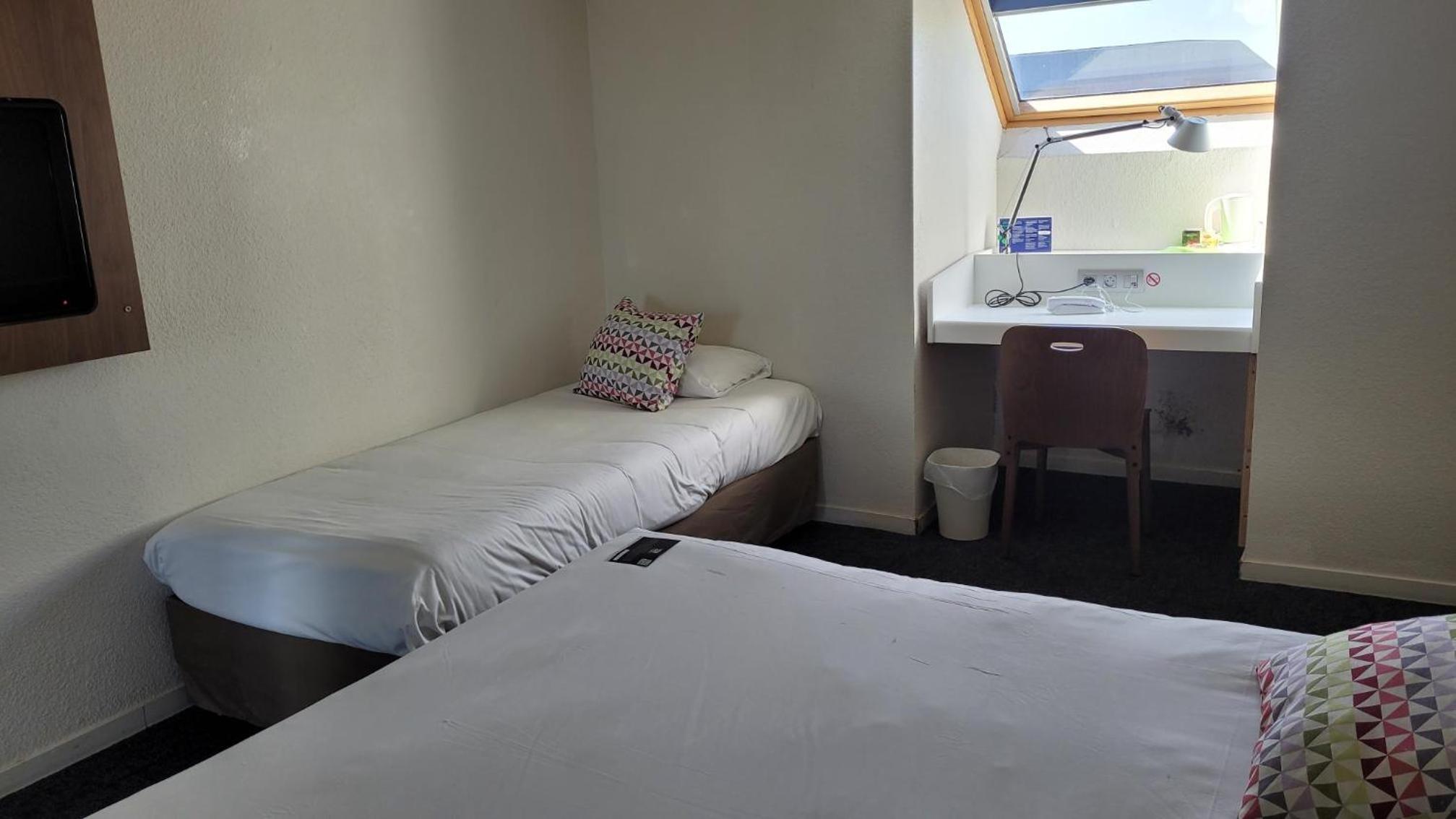 1 Double Bed 1 Junior Bed (Up To 10 Years) - Room Next Generation