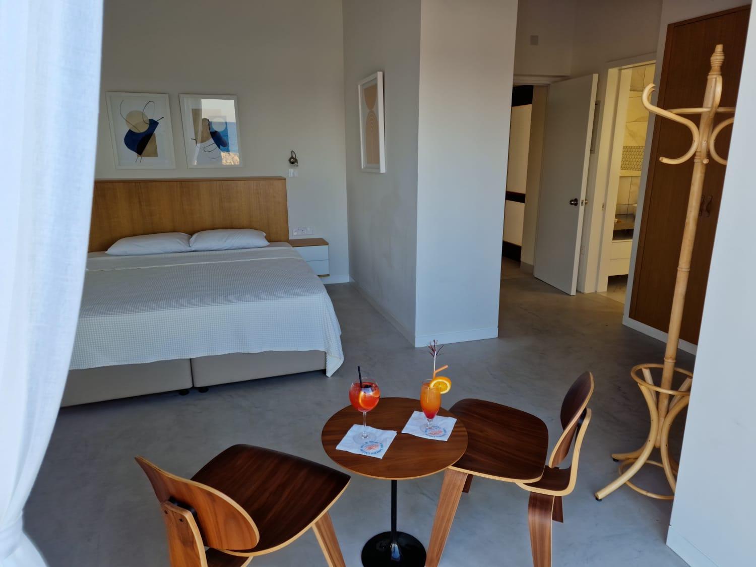 Deluxe Suite with Sea View - Photo 6